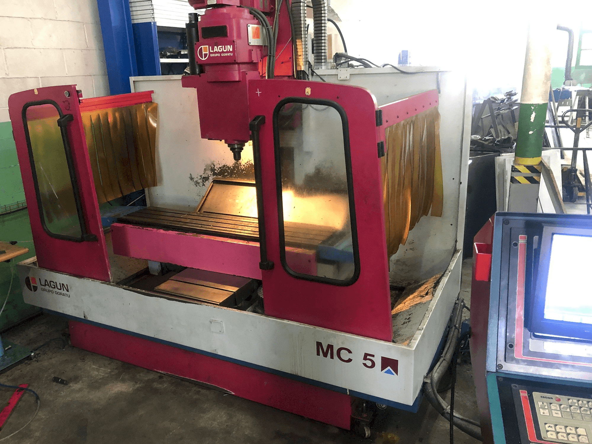 Čelní pohled na LAGUN MC 5 stroj