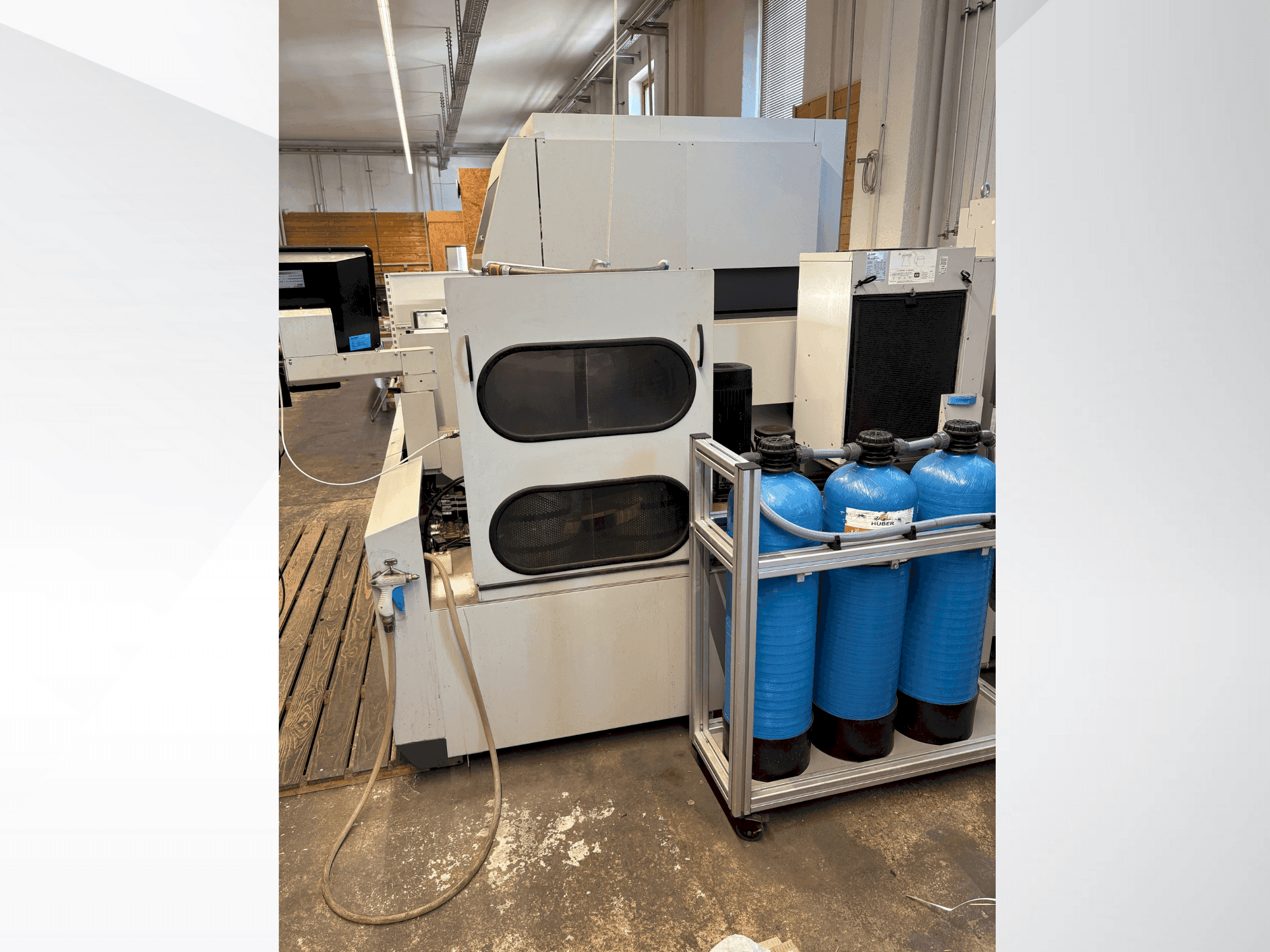 Čelní pohled na Mitsubishi MV2400S stroj