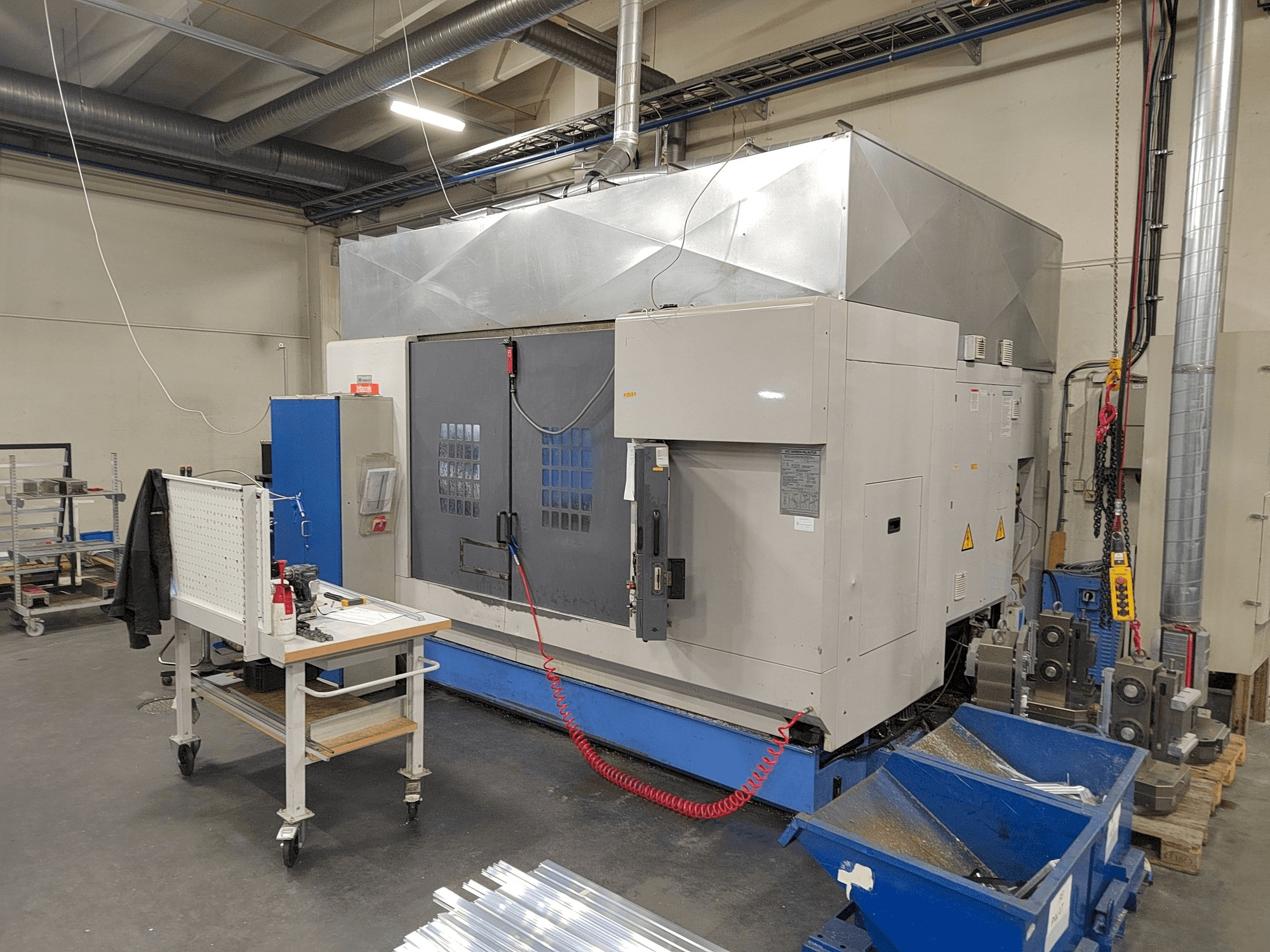 Čelní pohled na Mazak VTC-300C stroj