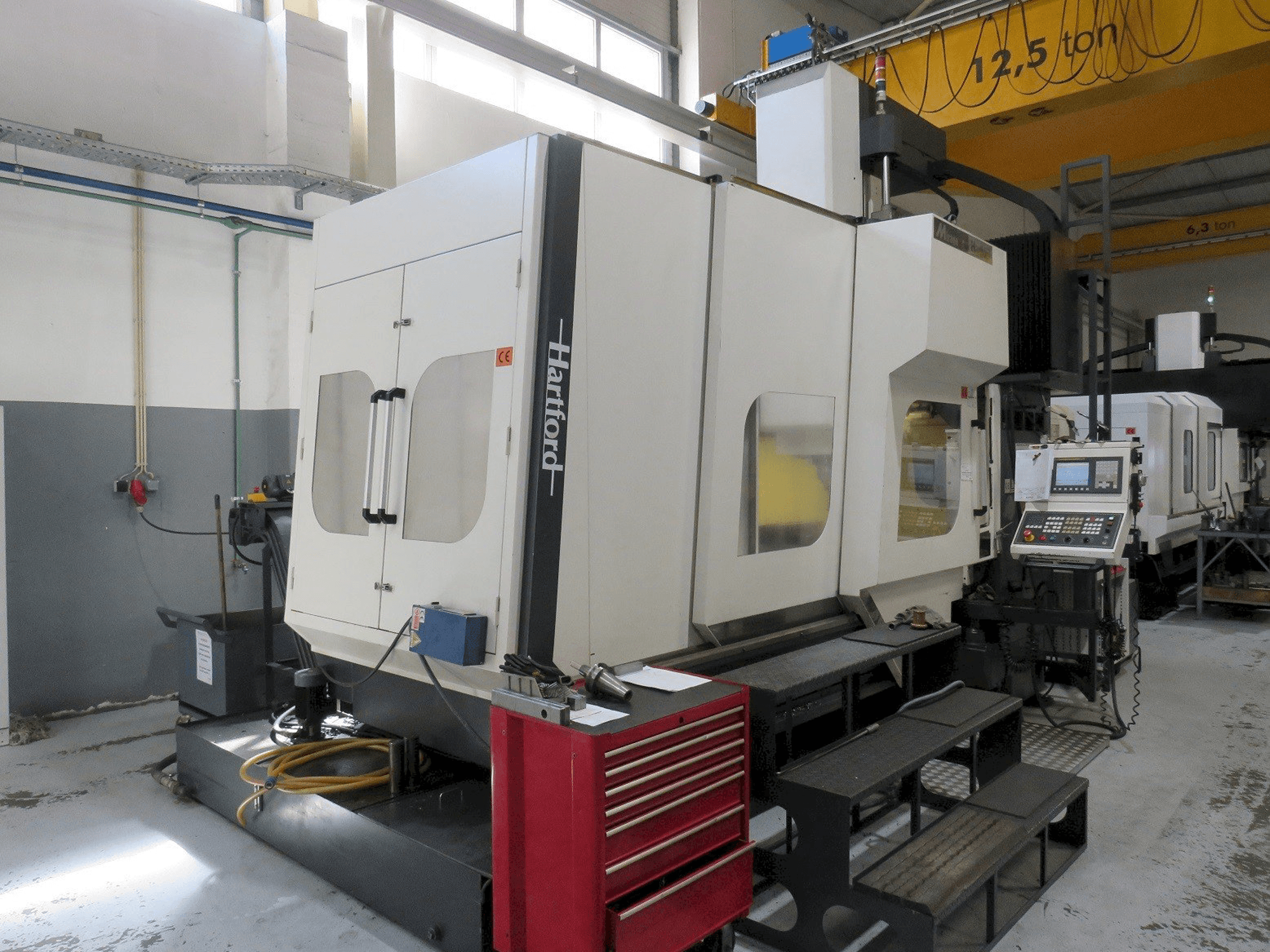 Čelní pohled na Hartford HEP 2150 stroj