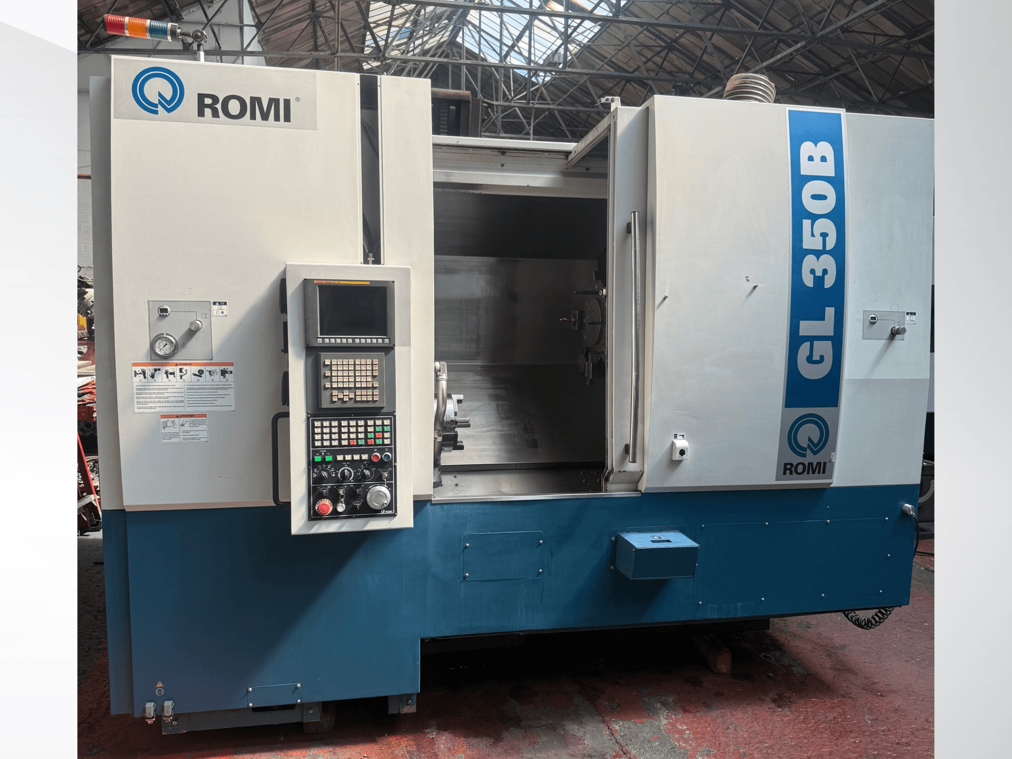 Pohled na horizontální soustruh Romi GL 350B zepředu, ovládací panel a otevřený pracovní prostor.