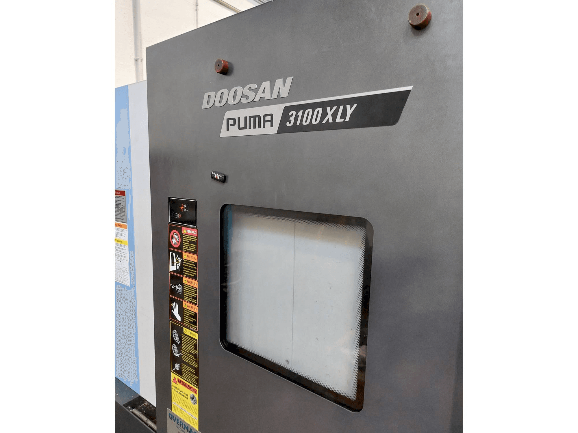 Čelní pohled na DOOSAN Puma 3100LY stroj