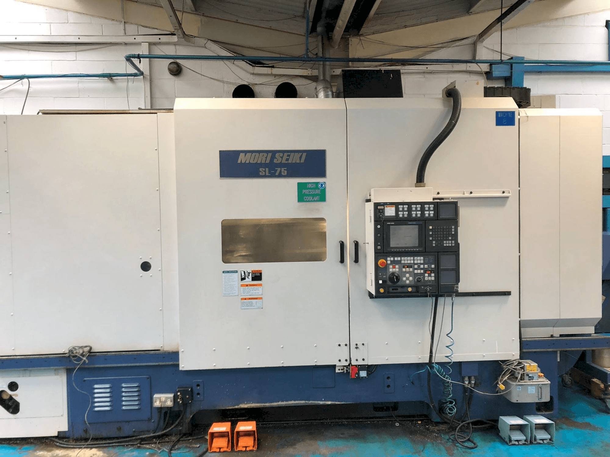 Čelní pohled na MORI SEIKI SL75 stroj