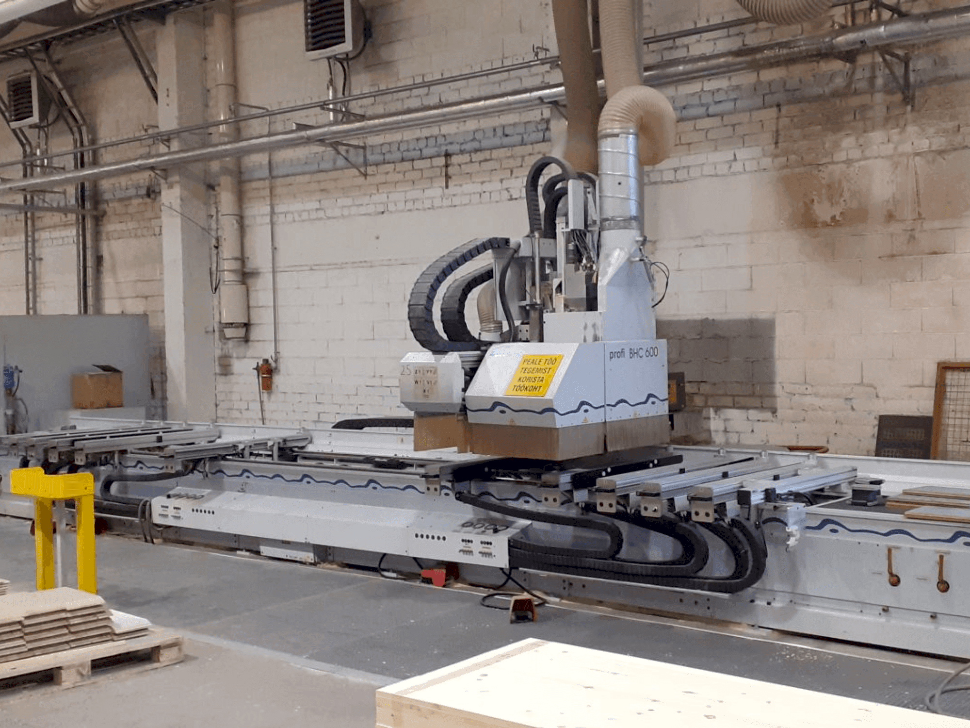 Čelní pohled na Weeke Profi BHC 600 stroj