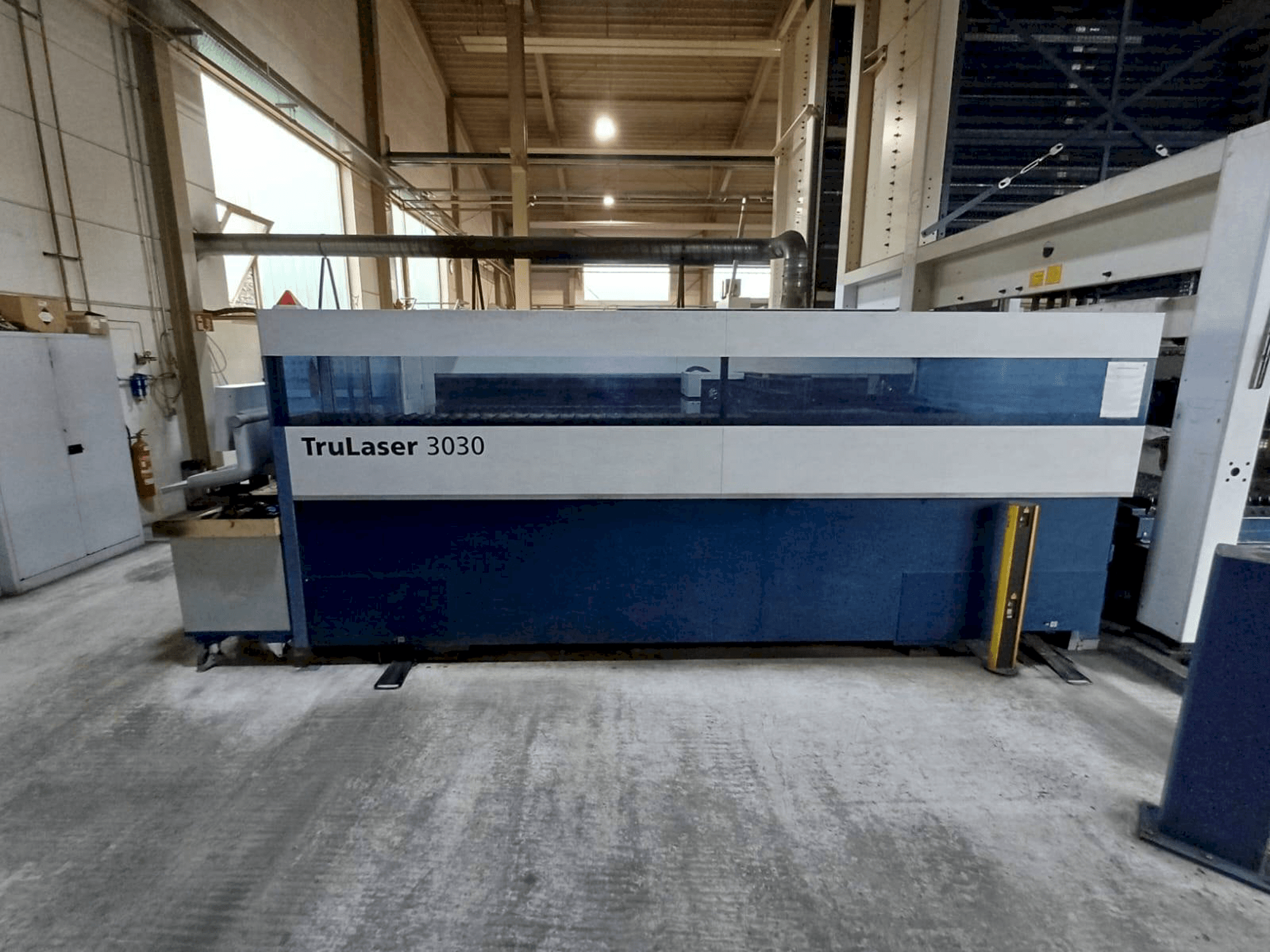 Čelní pohled na TRUMPF TruLaser 3030 stroj