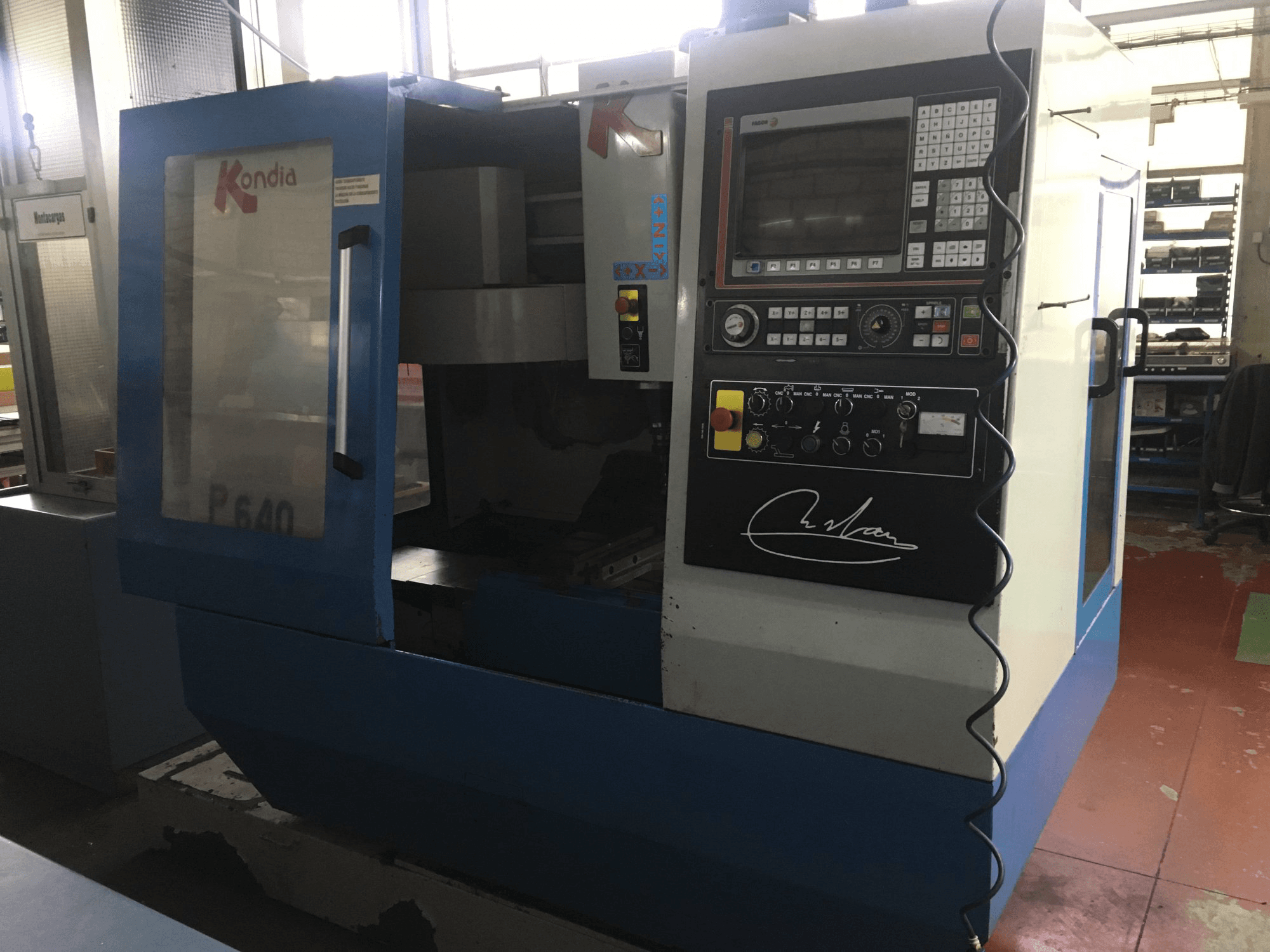 Pravý pohled na KONDIA B-640 stroj