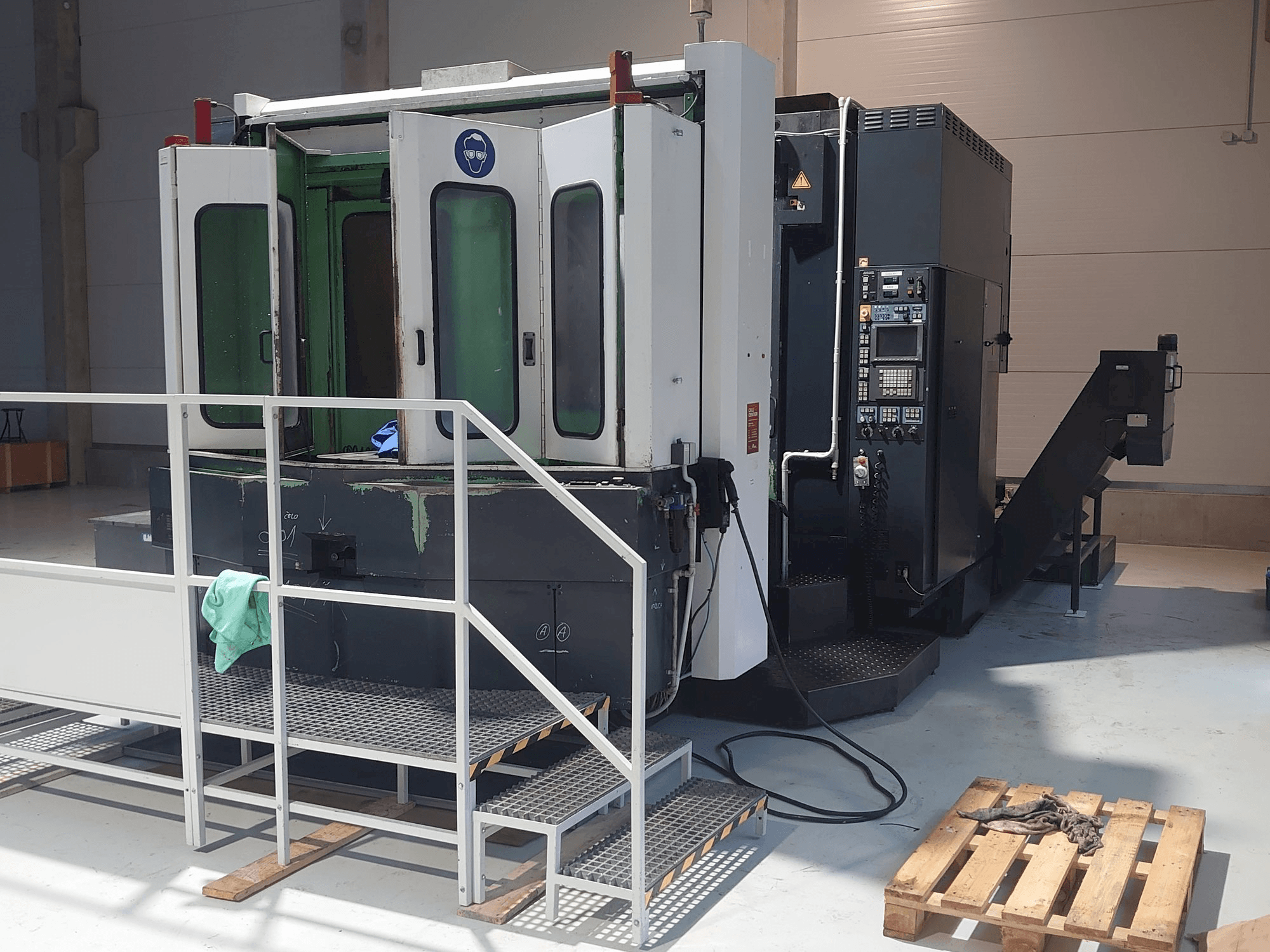 Čelní pohled na Makino A77 stroj