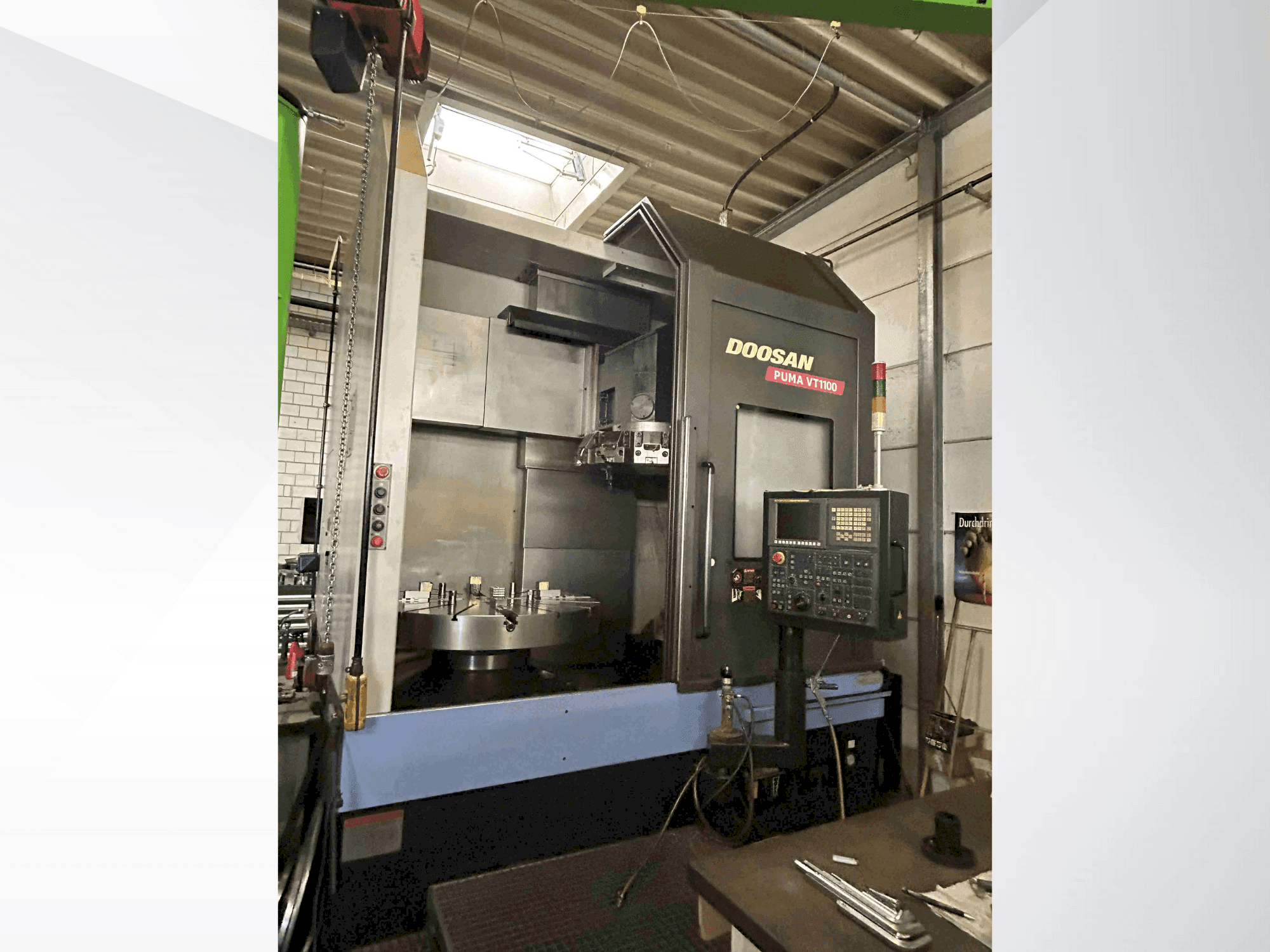 Čelní pohled na DOOSAN Puma VT1100 stroj