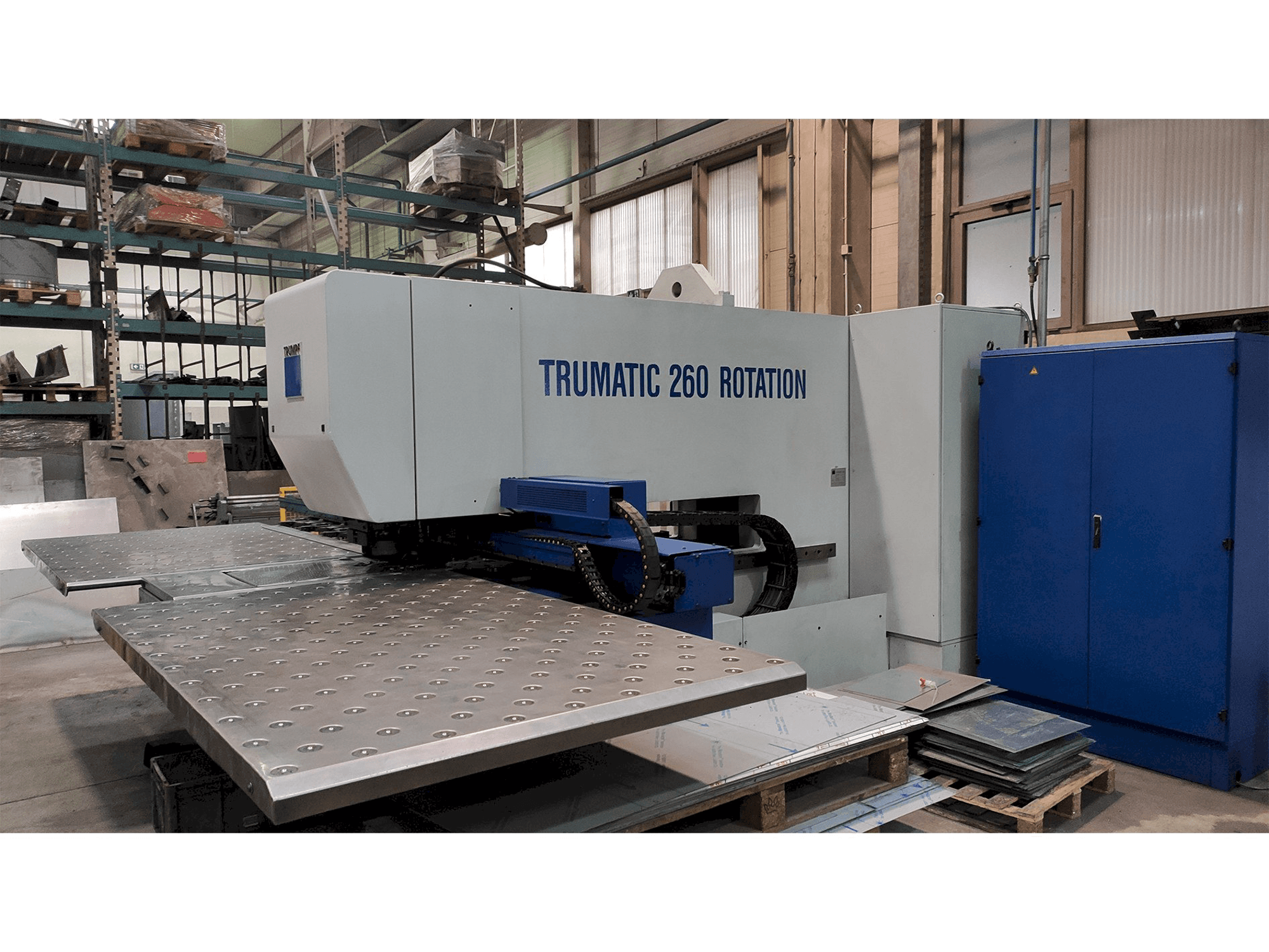 Čelní pohled na Trumpf TC260R stroj