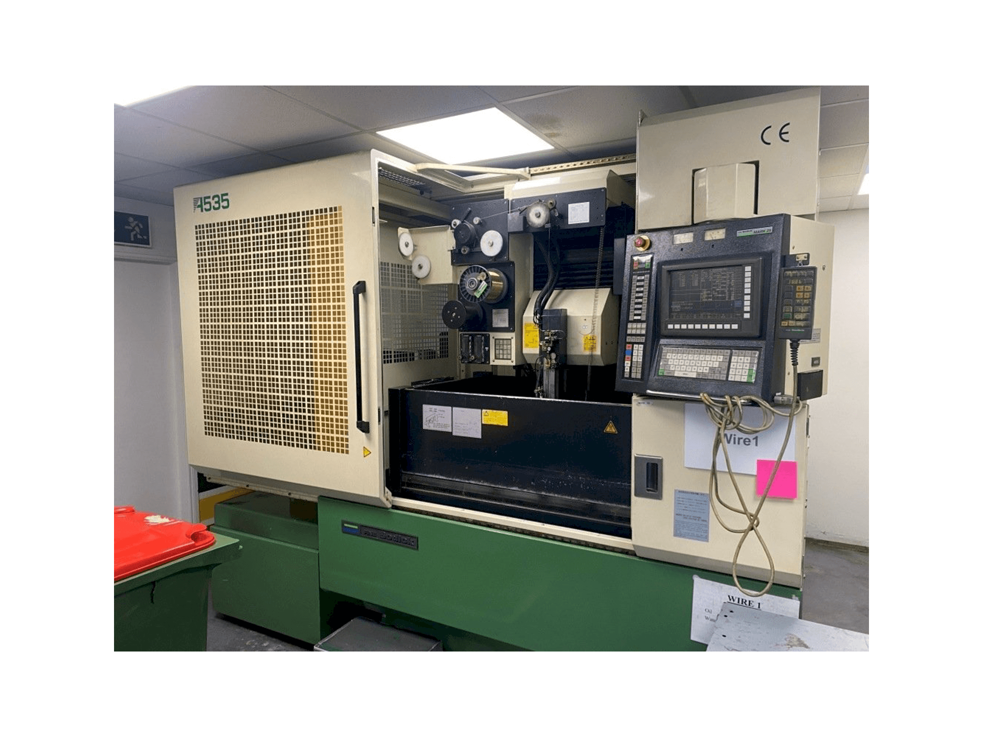 Čelní pohled na Sodick A535 stroj