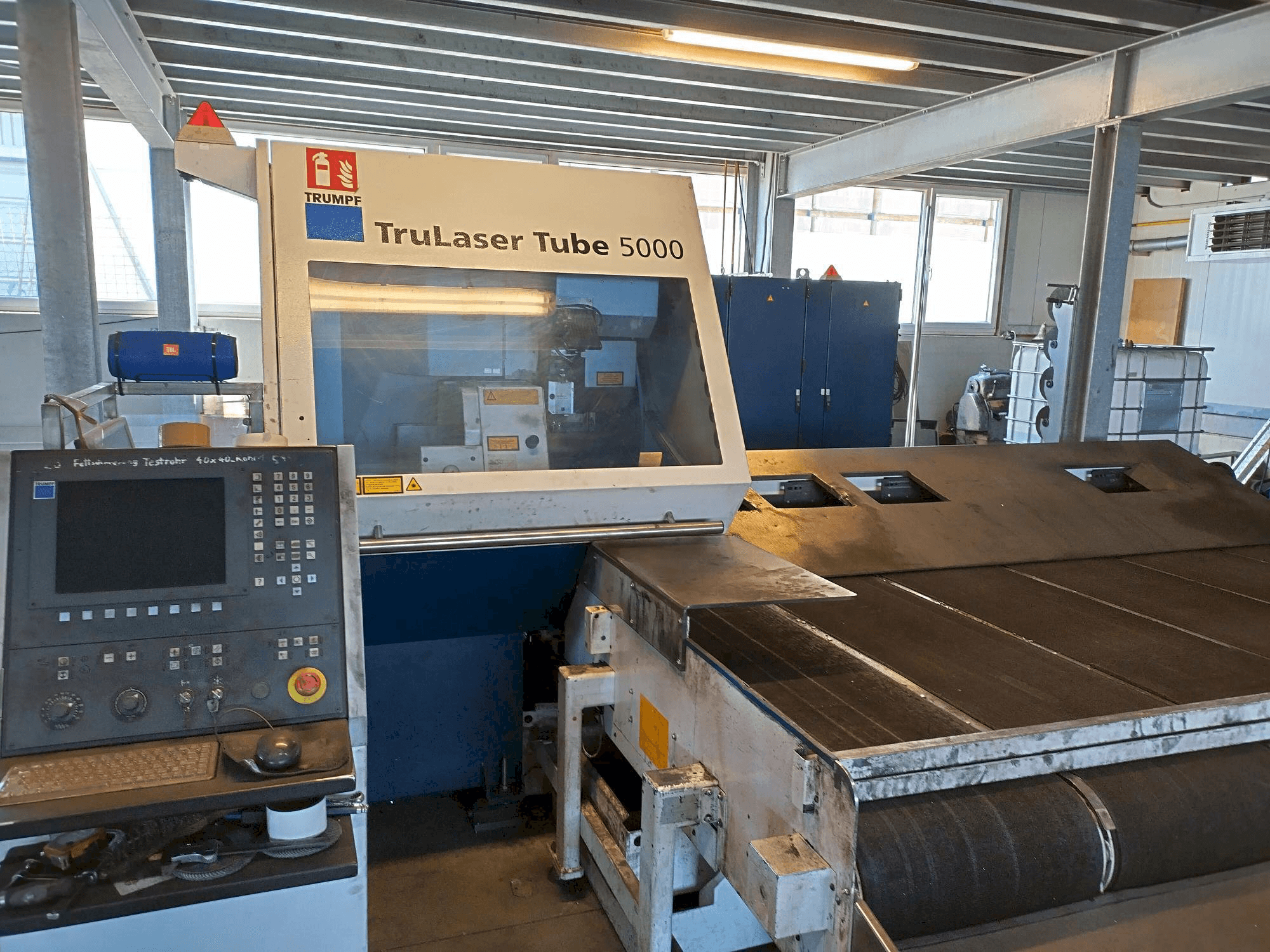 Čelní pohled na Trumpf TruLaser Tube 5000 stroj