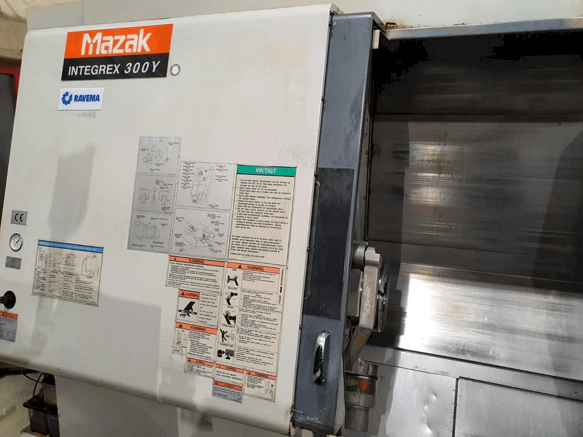 Čelní pohled na Mazak Integrex 300Y stroj