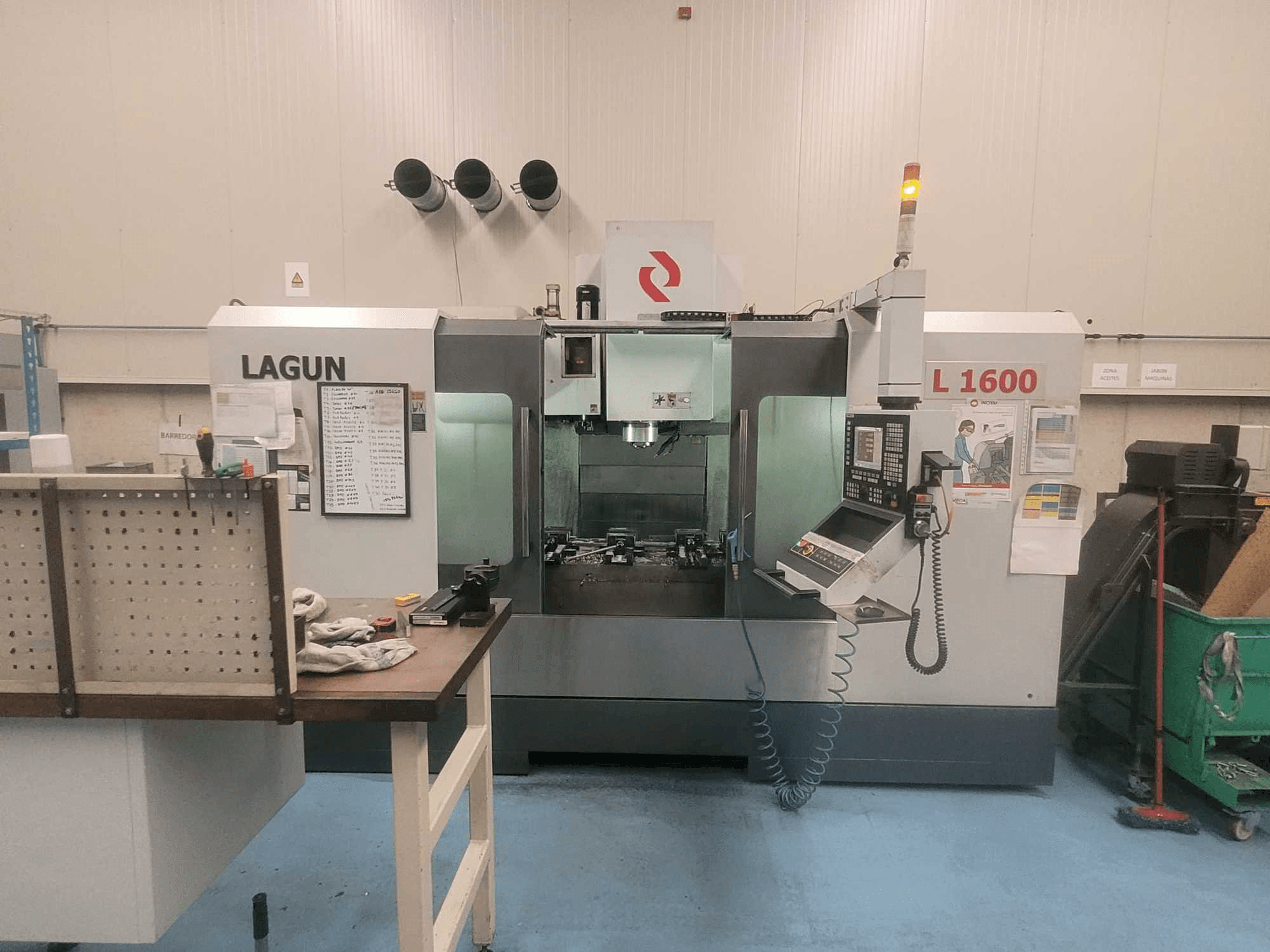 Čelní pohled na LAGUN L-1600 stroj
