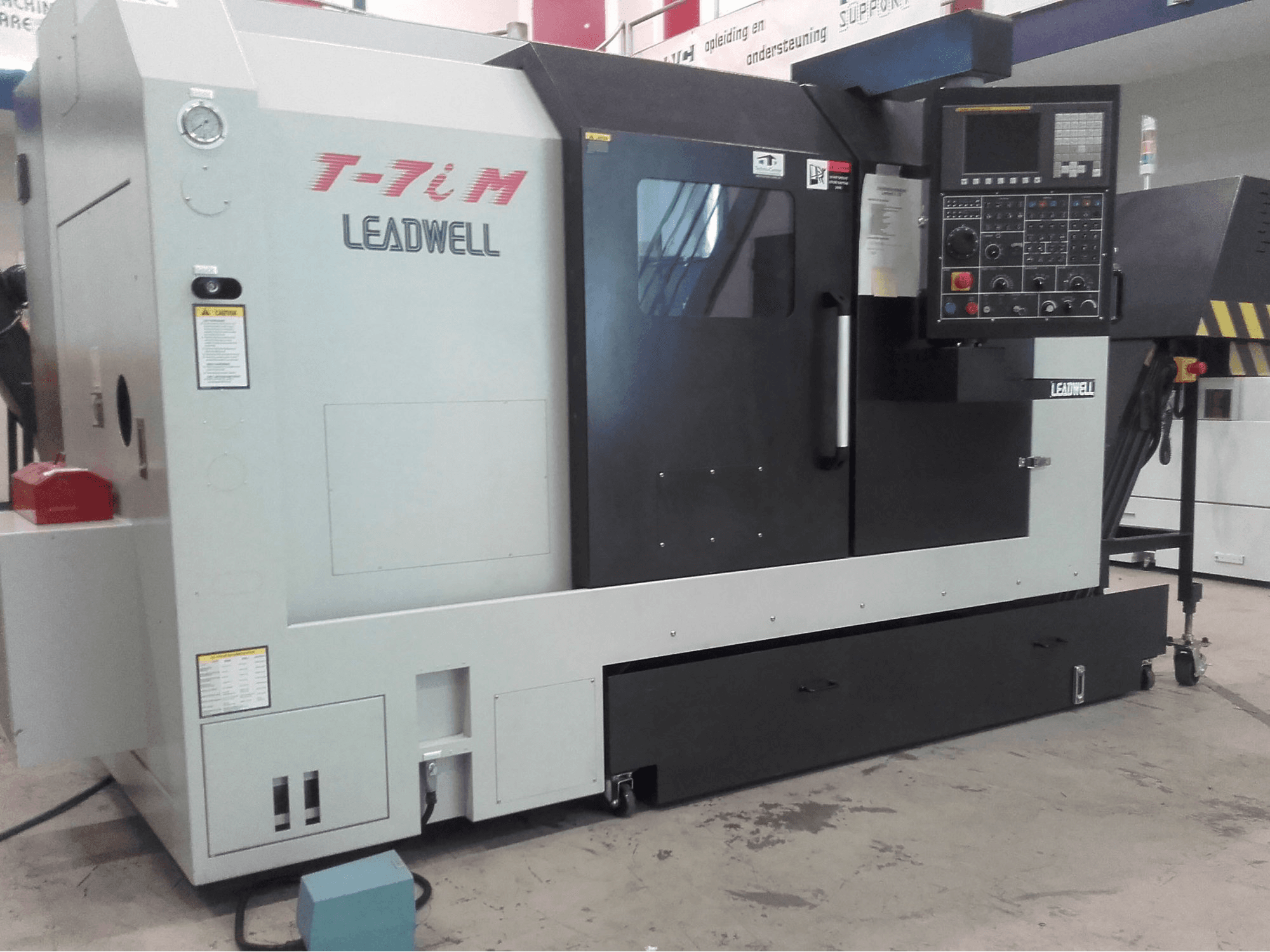 Čelní pohled na Leadwell T-7iM stroj