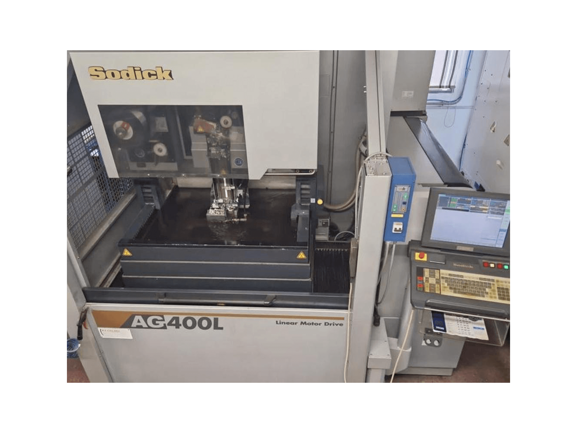 Čelní pohled na Sodick AG400L stroj