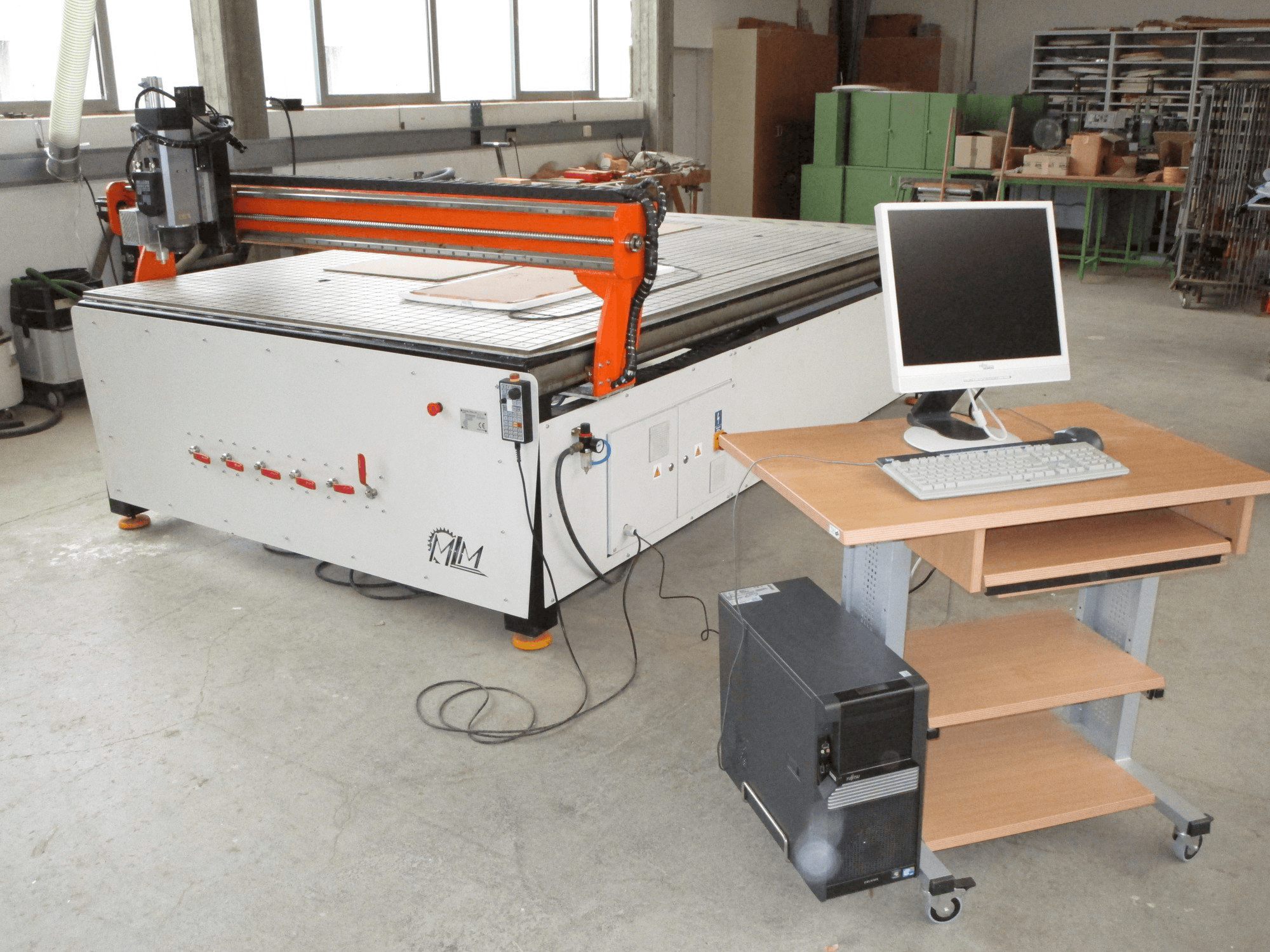 Čelní pohled na MLM Ploter CNC stroj