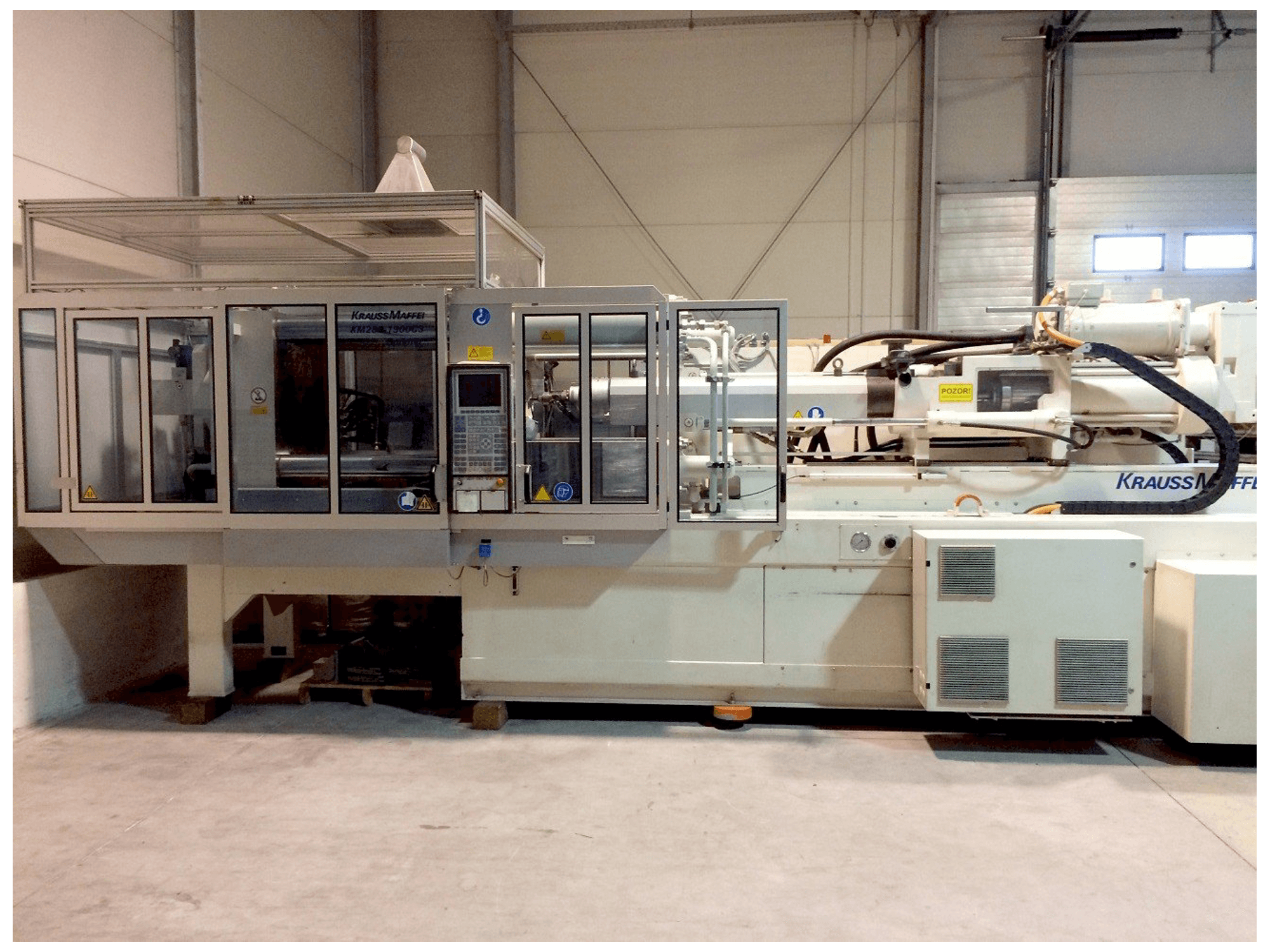 Čelní pohled na Krauss Maffei KM 280-1900 C3 stroj