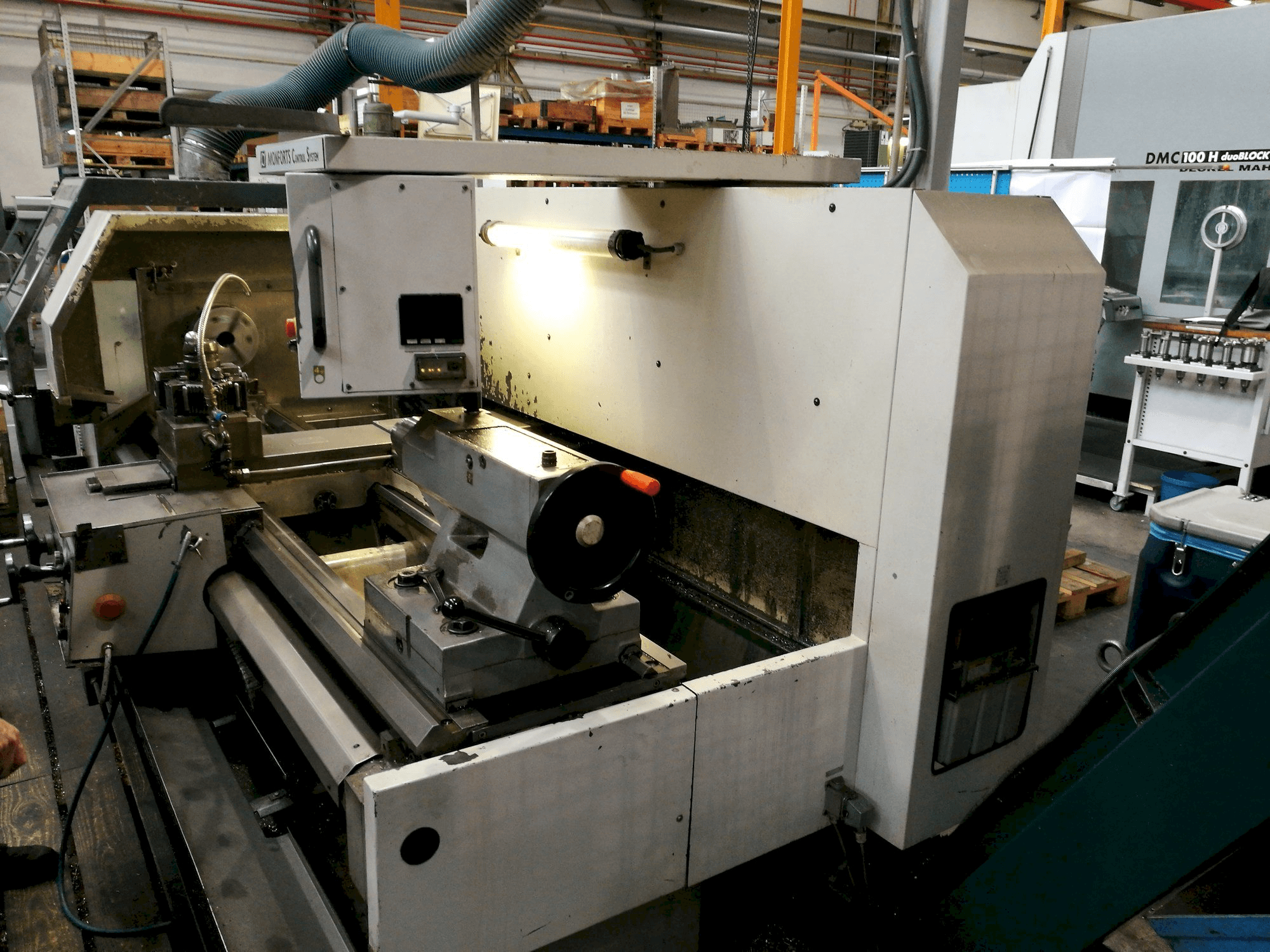 Čelní pohled na Monforts KNC 6 stroj