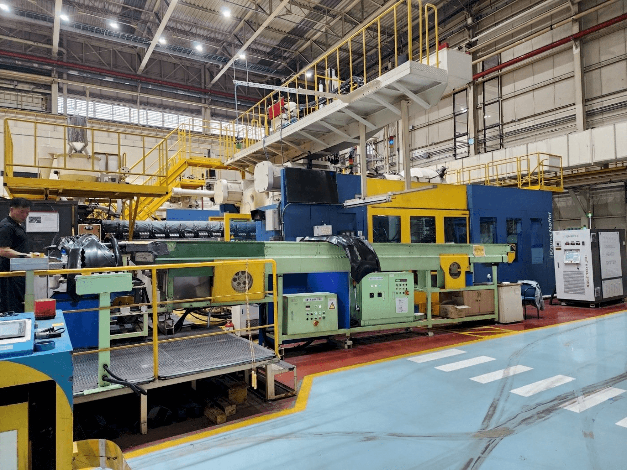 Čelní pohled na Krauss Maffei 3200-24500 stroj