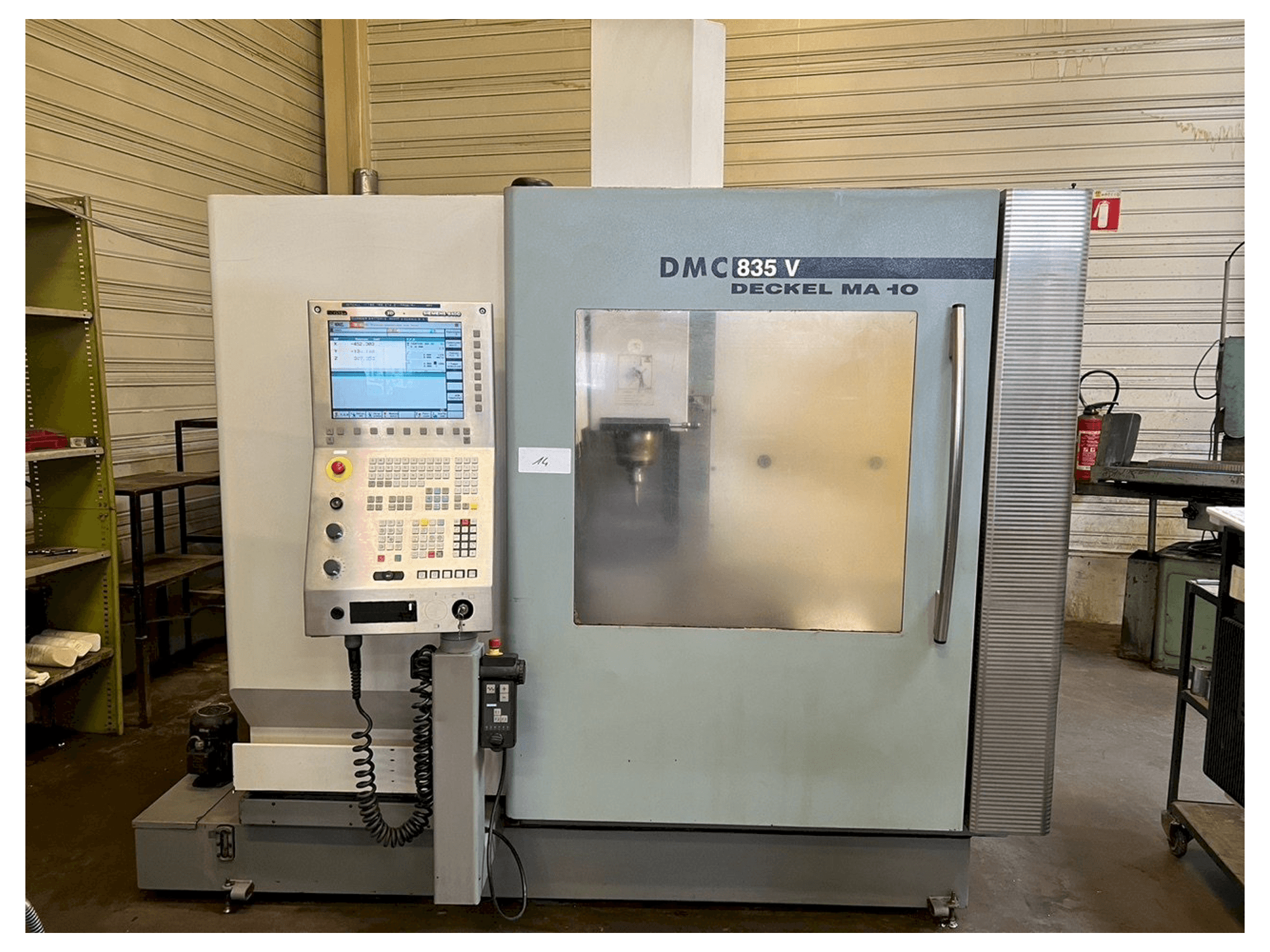 Čelní pohled na DMG DMC 835 stroj