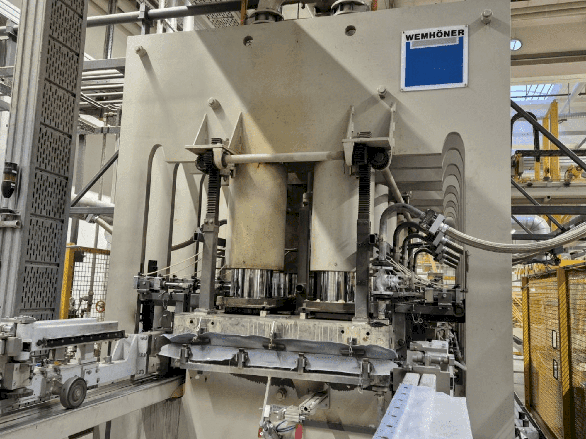 Čelní pohled na WEMHÖNER KT-F-1E stroj
