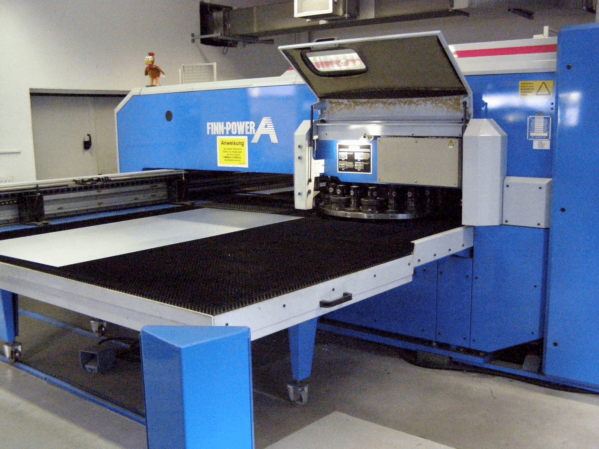 Čelní pohled na Finn-Power A5 – 25 SBV stroj