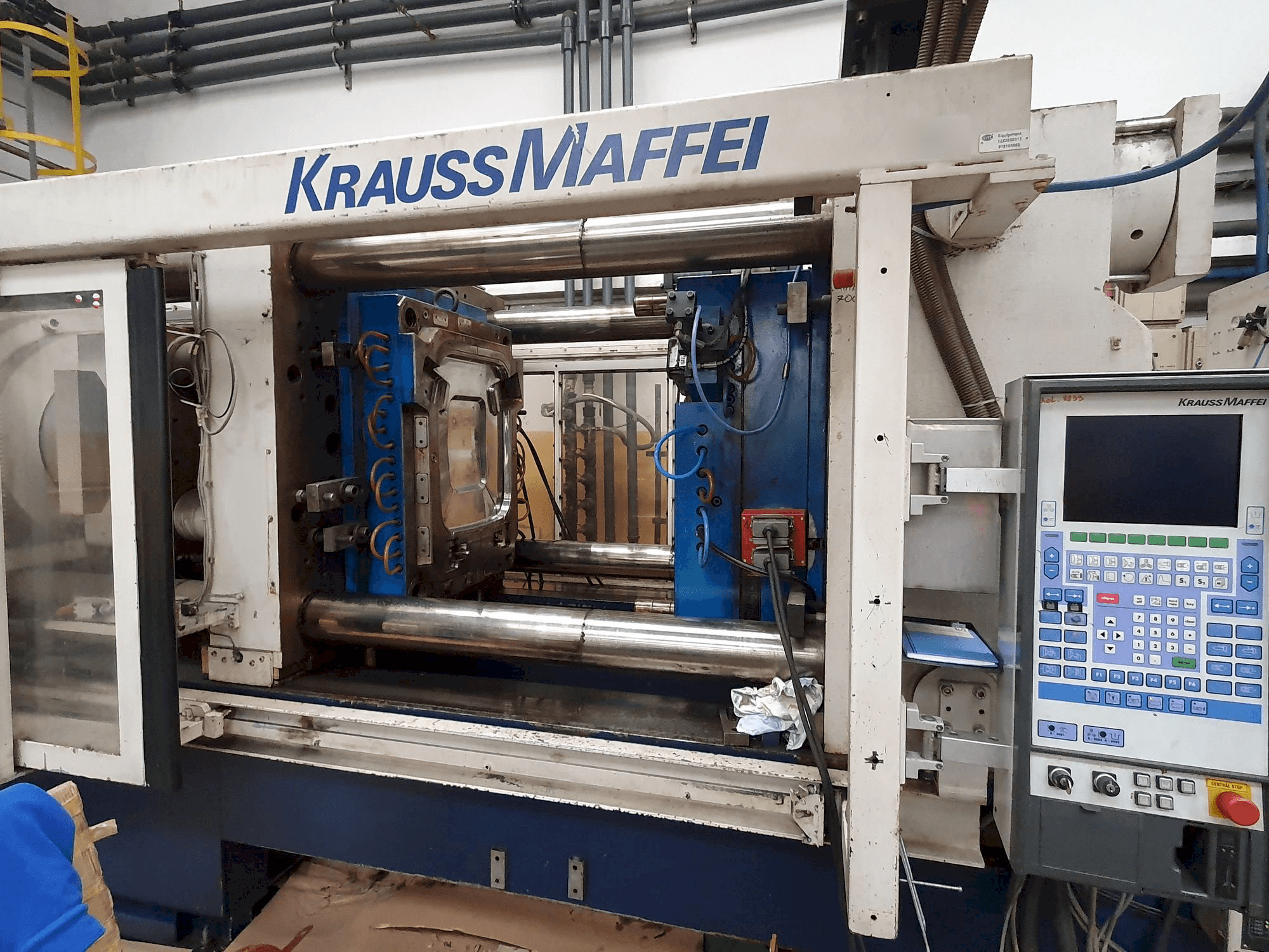 Čelní pohled na Krauss Maffei 800-4350 BM (1996) stroj