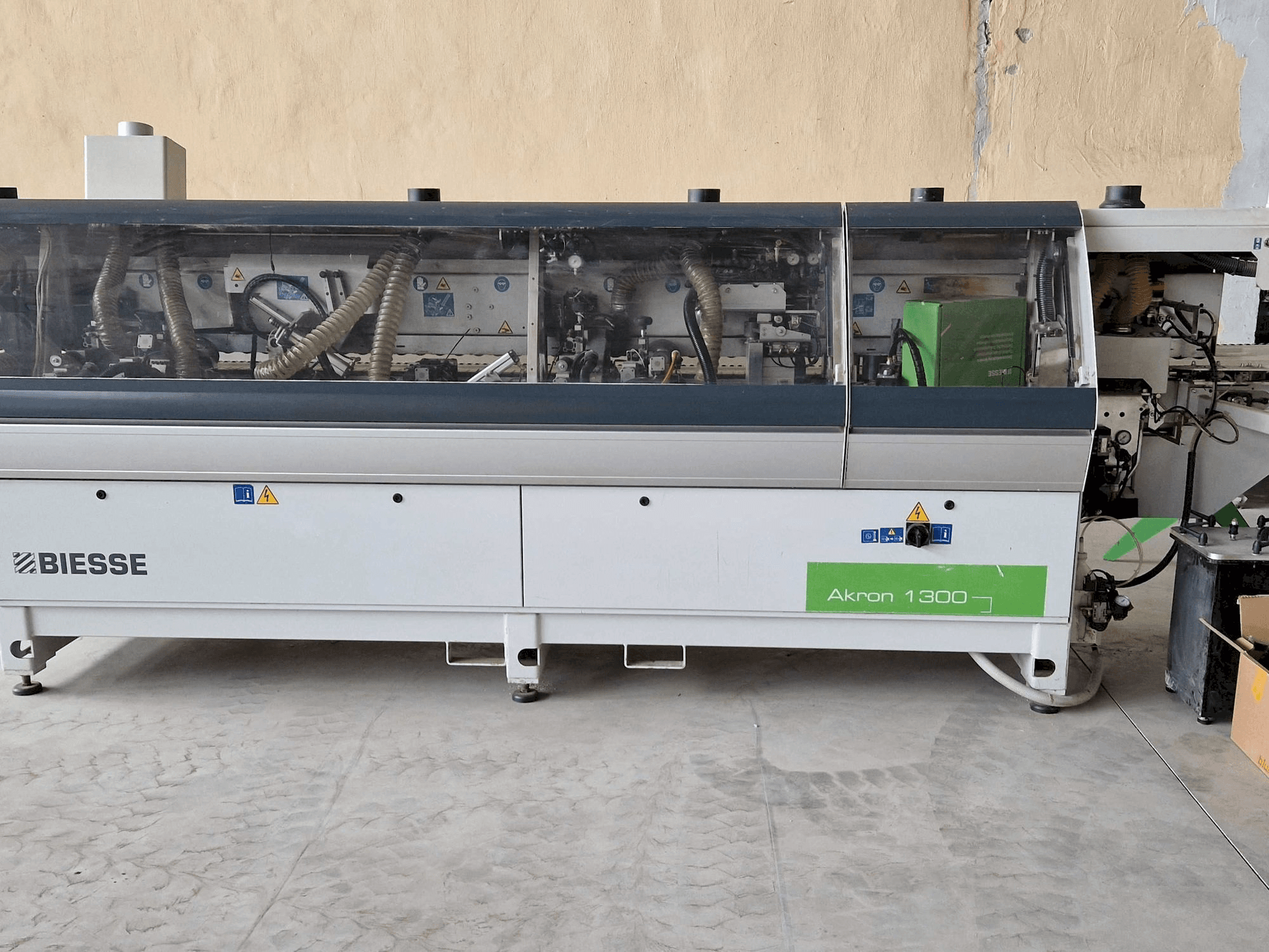 Čelní pohled na BIESSE AKRON 1330A stroj