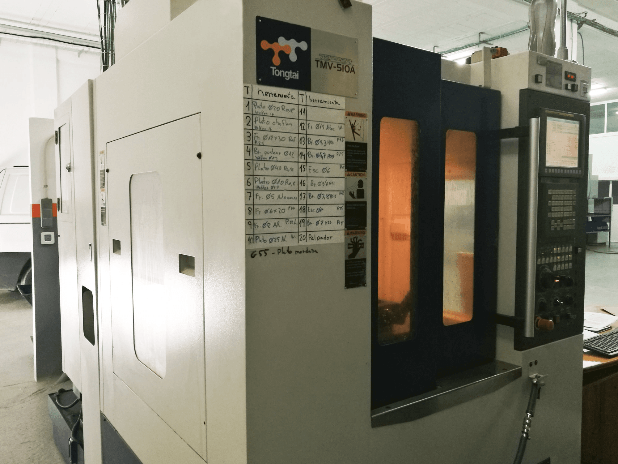 Levý boční pohled na Tongtai TMV-510A stroj