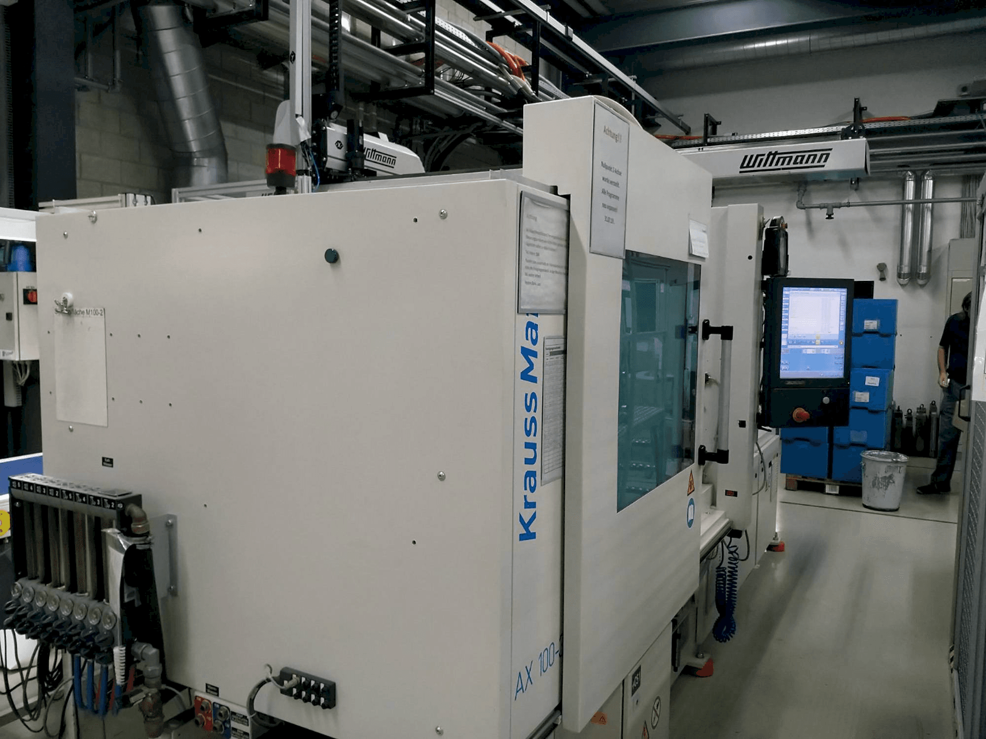 Čelní pohled na Krauss Maffei 100-380 AX stroj