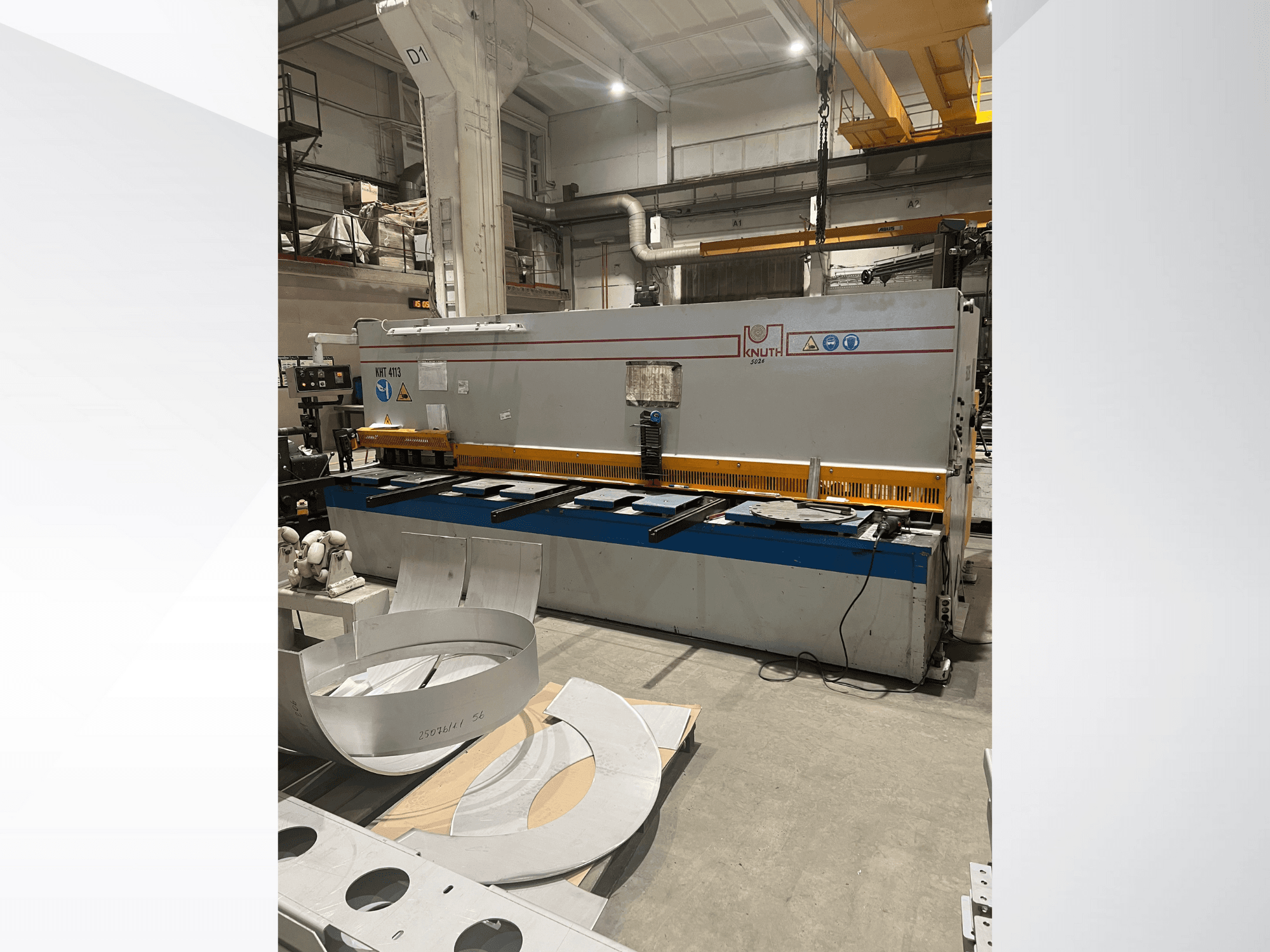 Střihací stroj na plech Knuth model MT 4173 v dílně, čelní pohled na stůl a plechy.