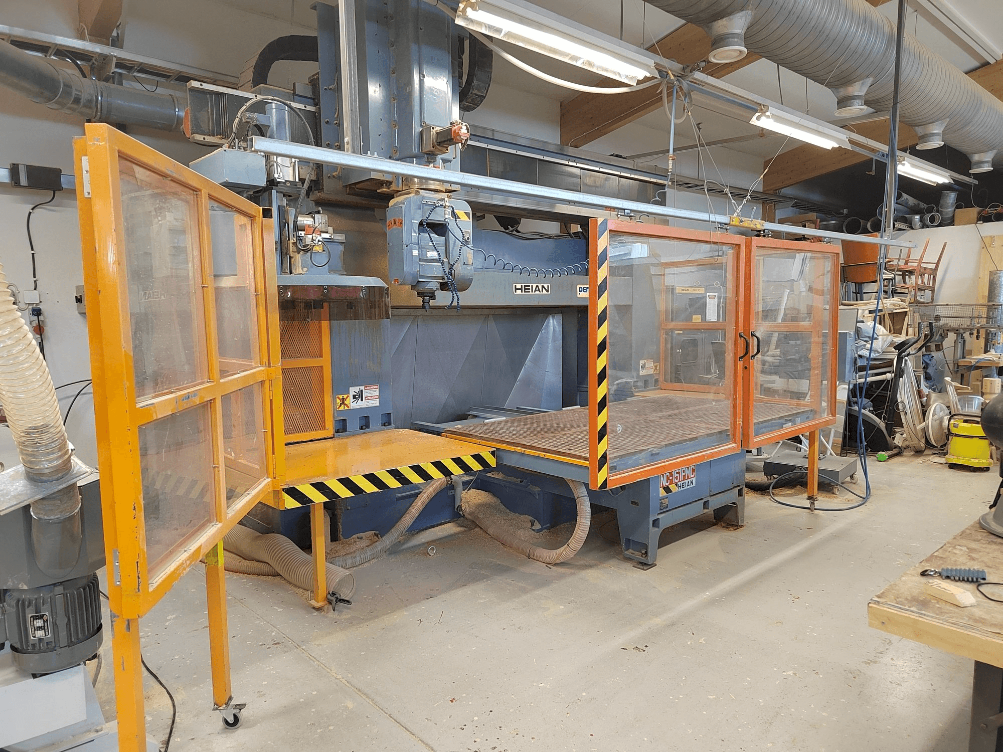 Čelní pohled na HEIAN NC 151 stroj