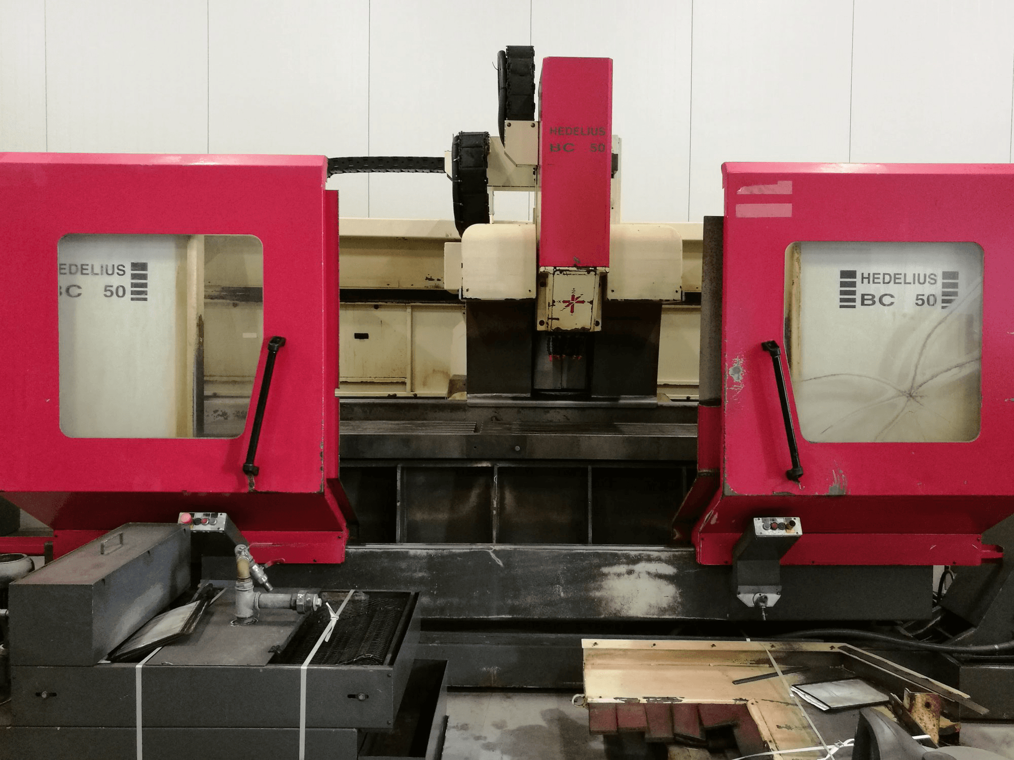 Čelní pohled na HEDELIUS BC 50 stroj