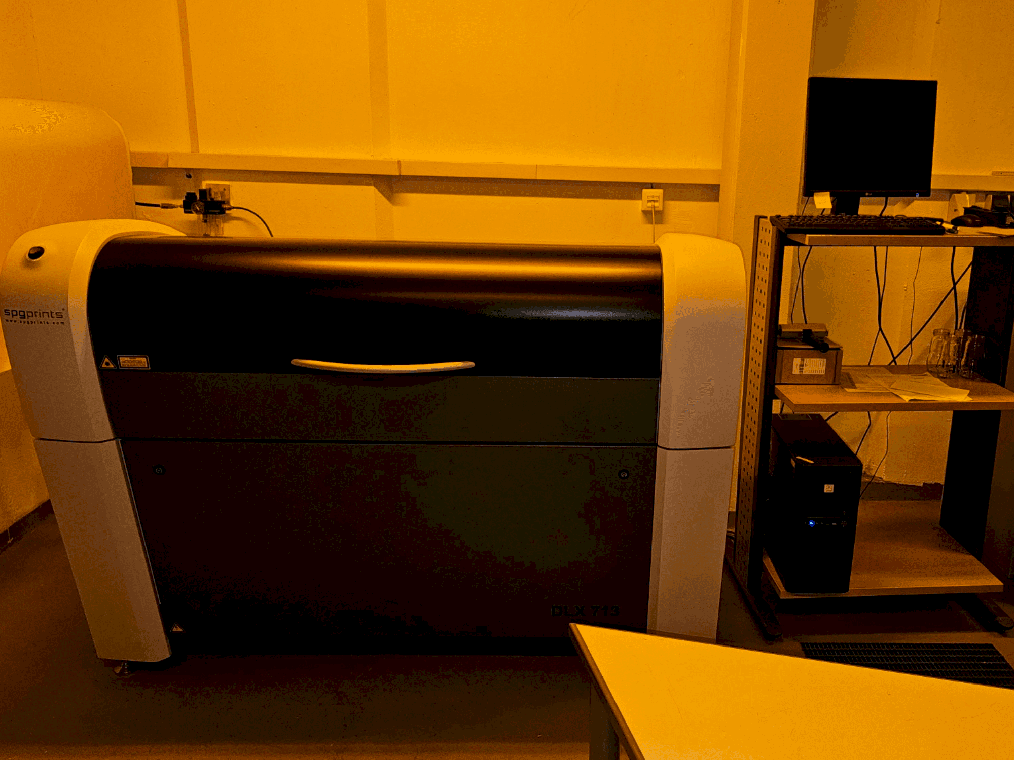 Čelní pohled na SPGPrints DLX 713T stroj