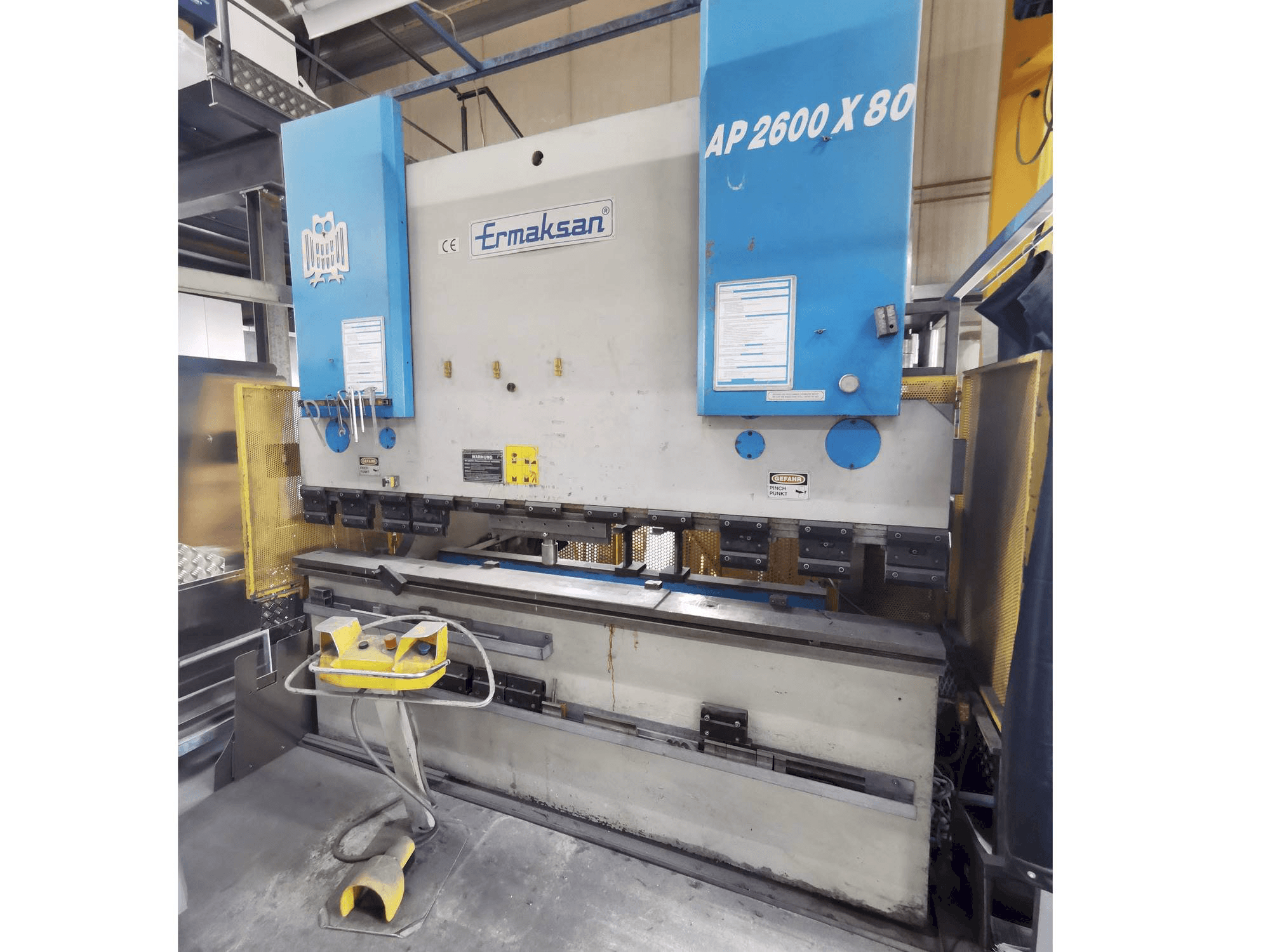 Čelní pohled na ERMAKSAN AP 2600 - 80 stroj