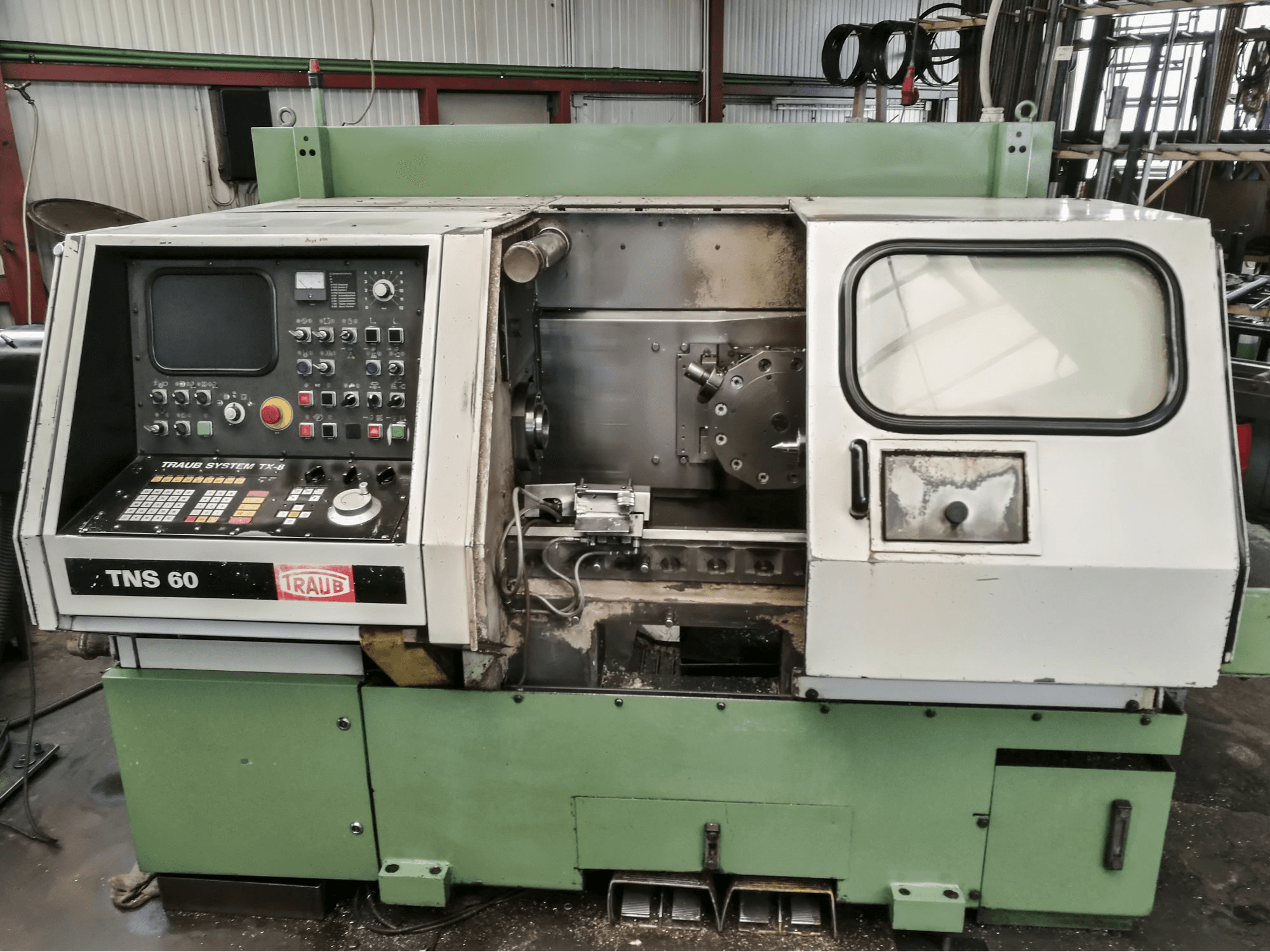 Čelní pohled na TRAUB TNS 60 stroj