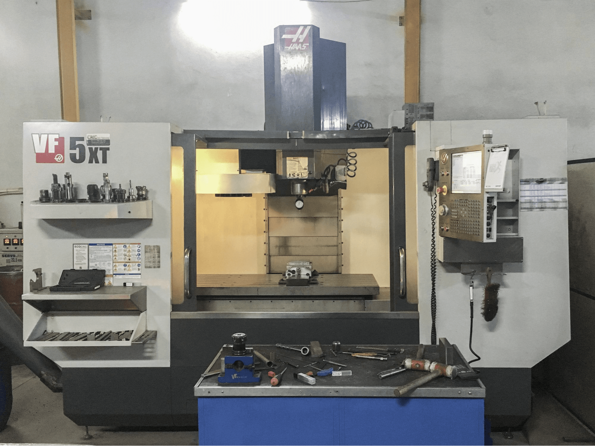 Čelní pohled na HAAS VF-5/40XT stroj