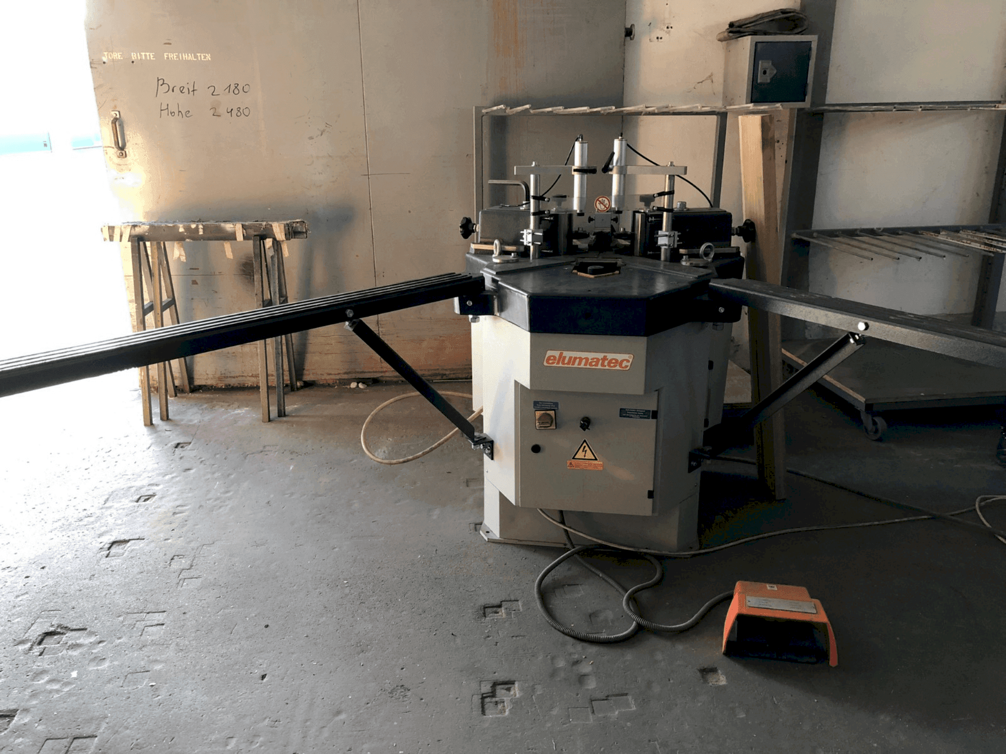 Čelní pohled na Elumatec EP 124 stroj