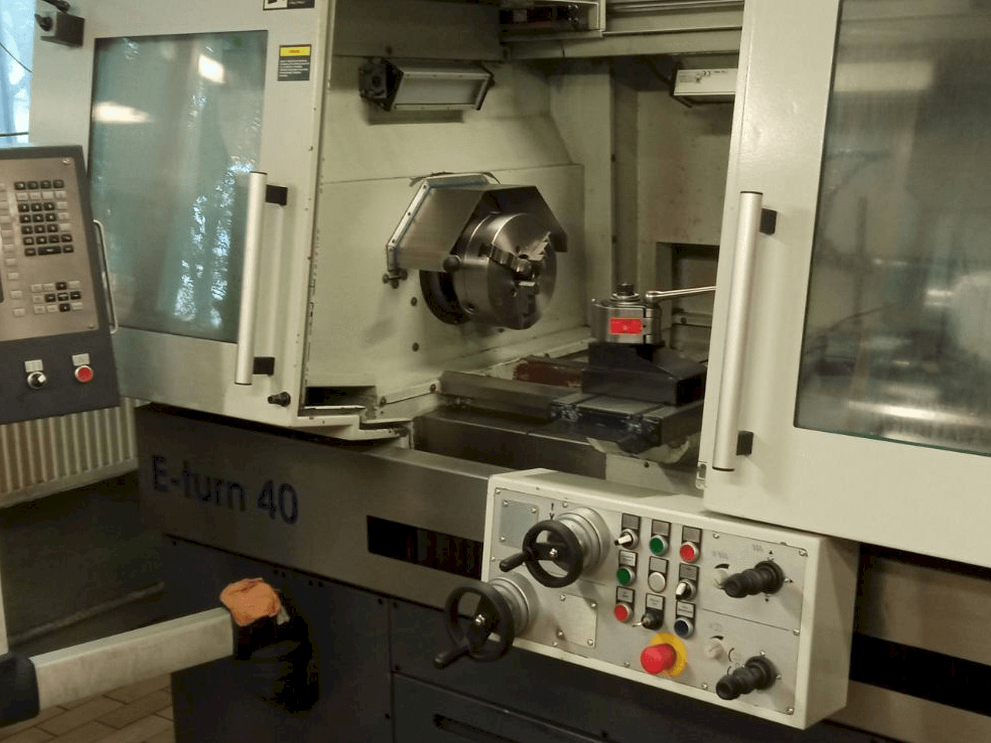 Čelní pohled na Avia E-turn 40 stroj