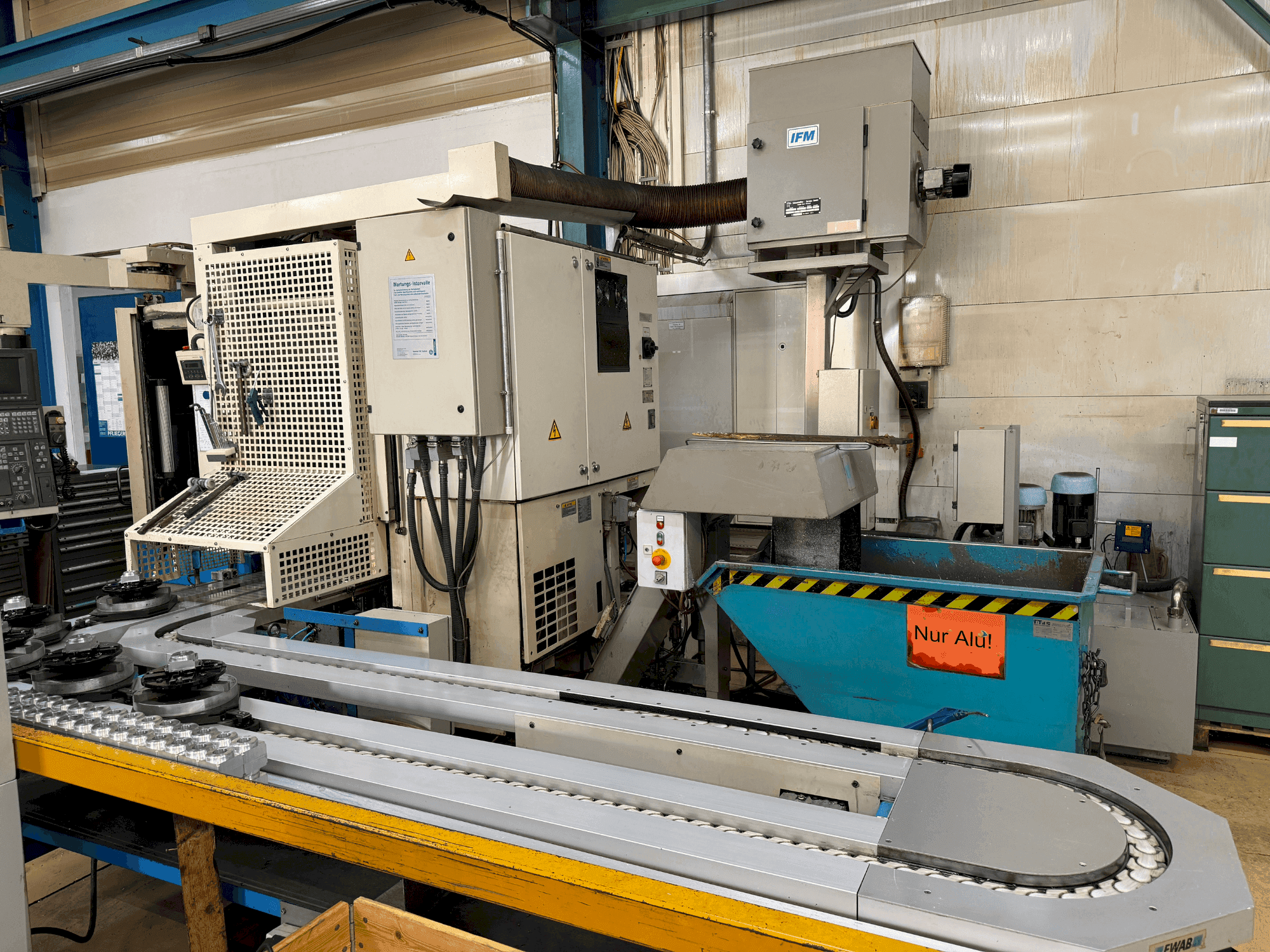 Čelní pohled na Okuma 2003 stroj