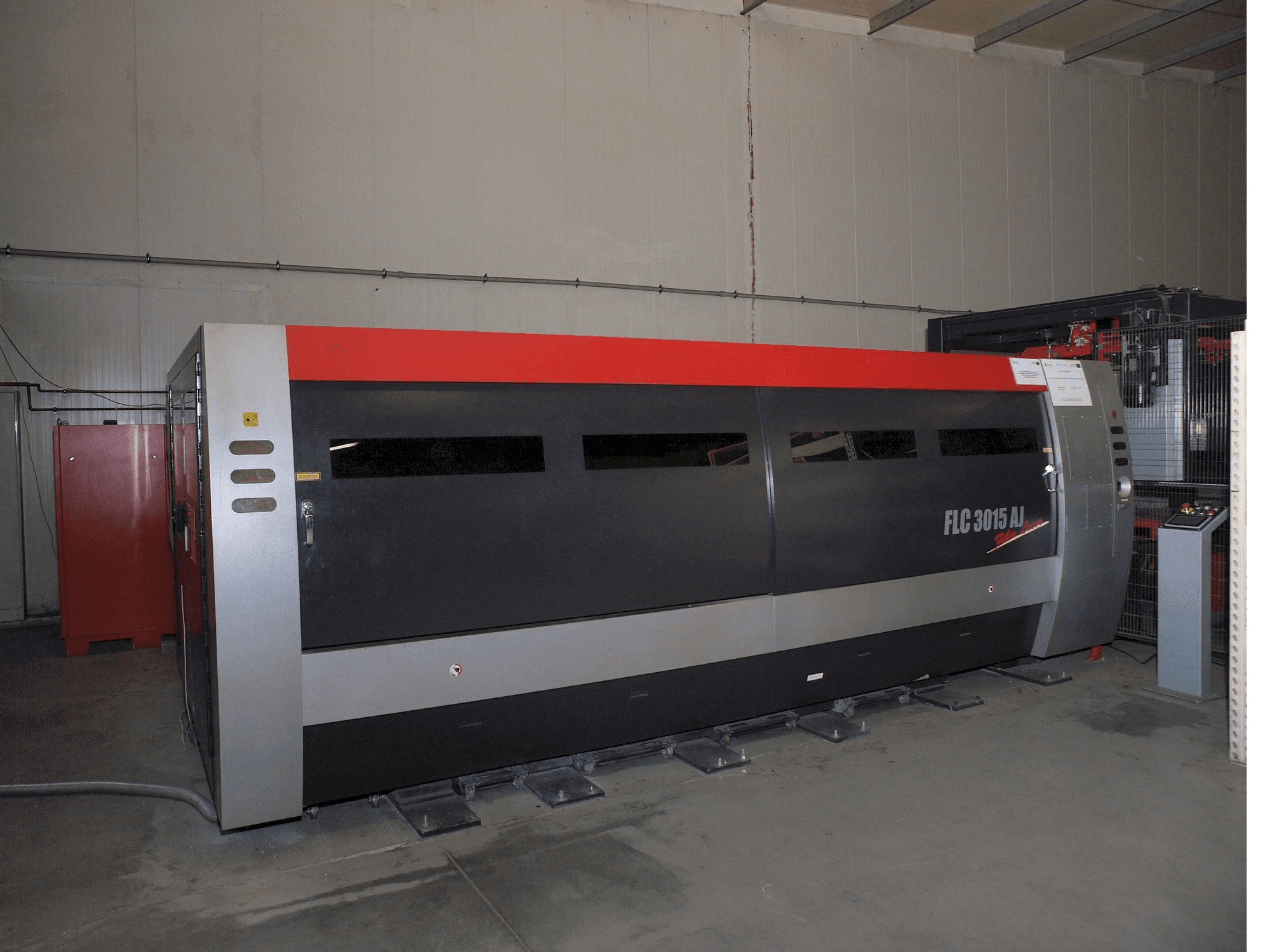 Čelní pohled na AMADA LC-3015 AJ 2kW Fiber laser stroj