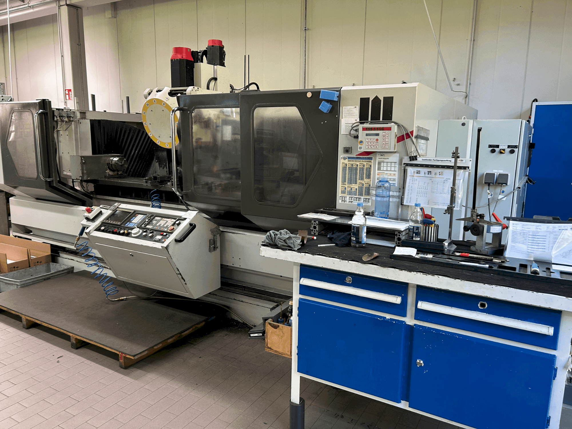 Čelní pohled na STAMA MC 520 stroj