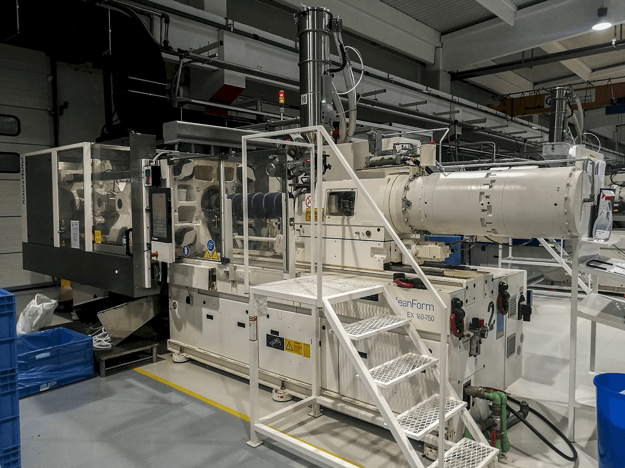 Pravý pohled na Krauss Maffei 160-750 EX stroj