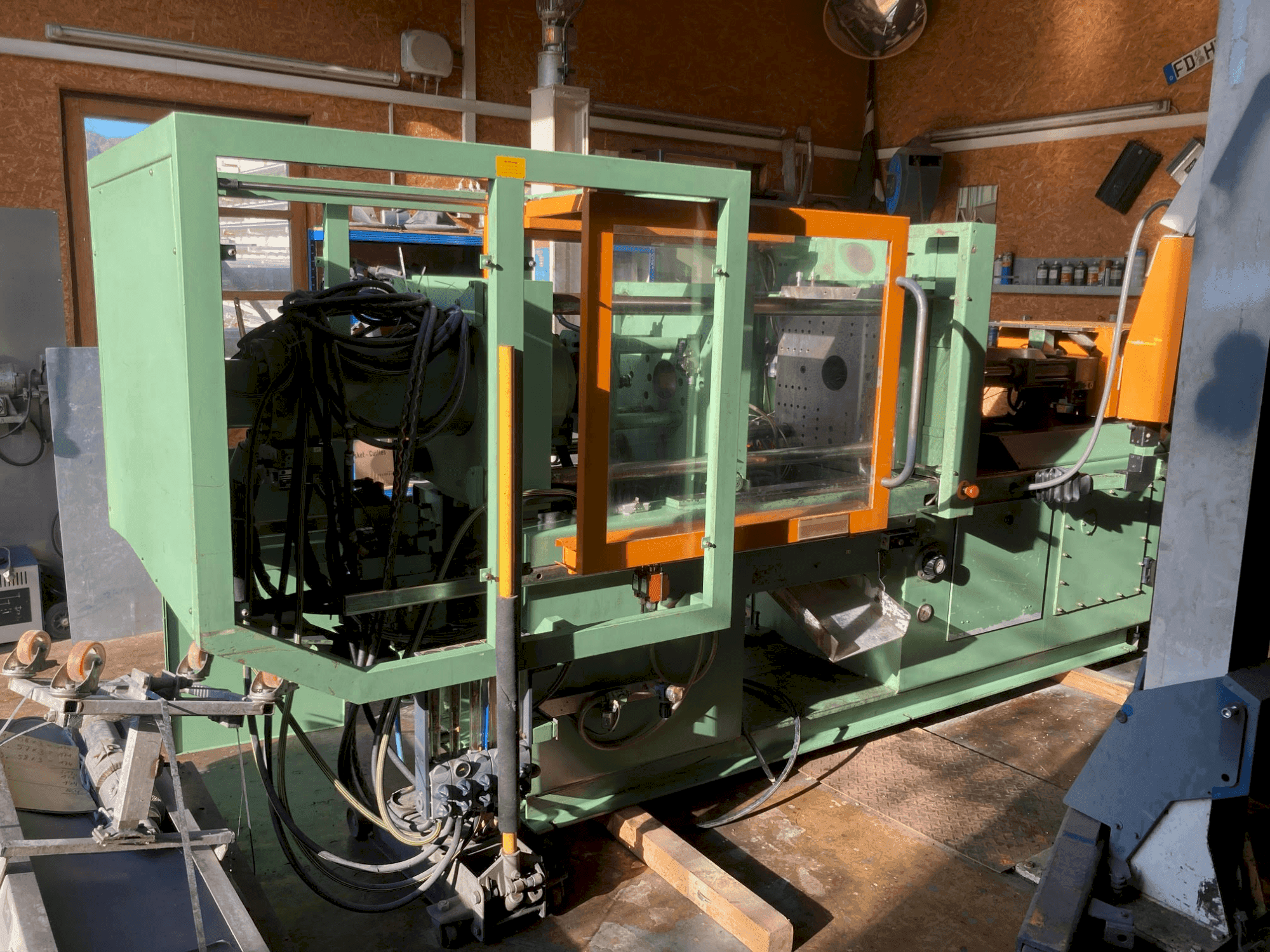 Čelní pohled na FERROMATIK K75-S stroj