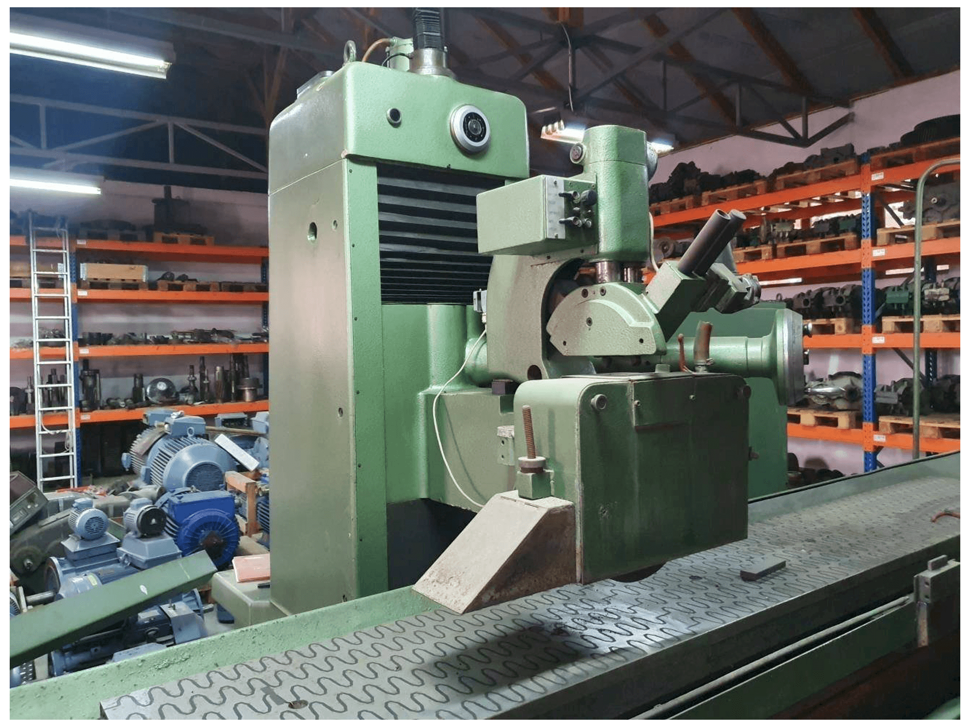 Čelní pohled na ELB SCHLIFF SWBD-30 VA II stroj