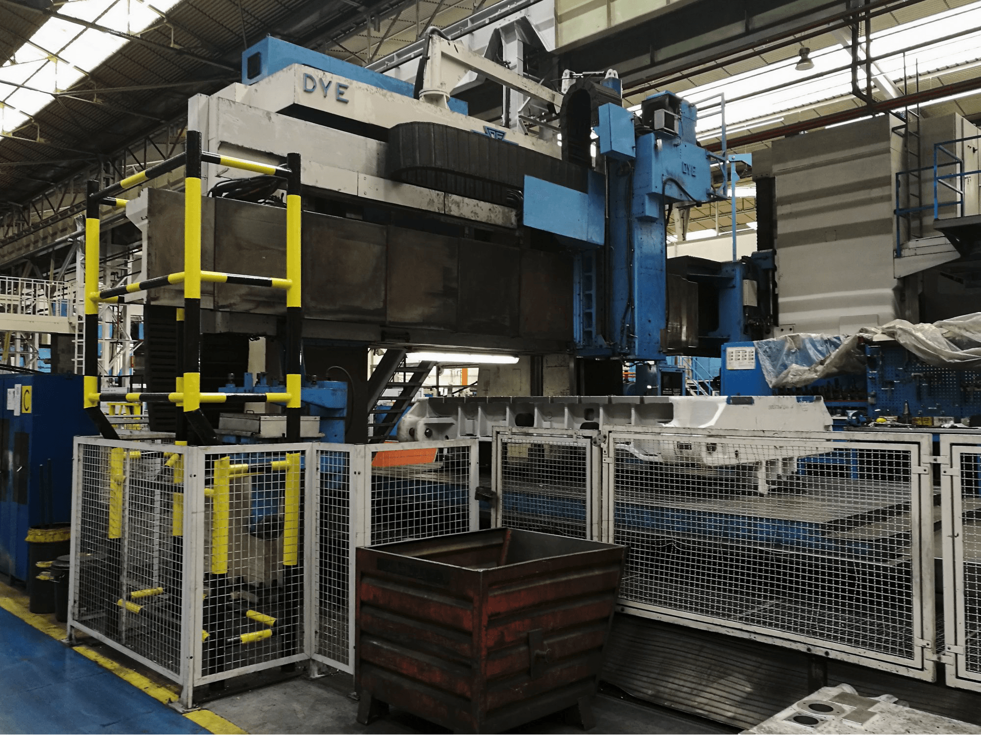Levý pohled na DYE FPF-4-N/C stroj