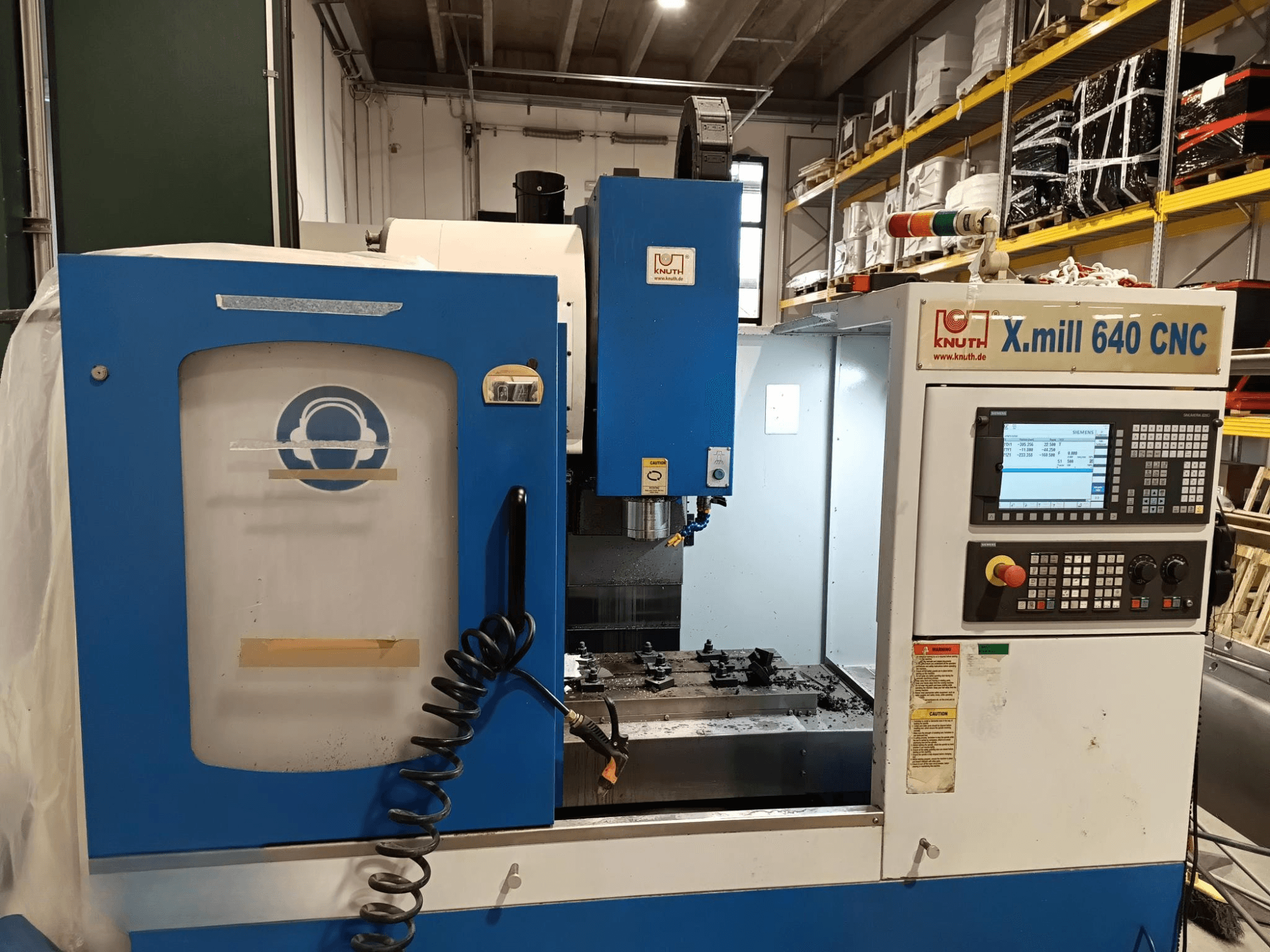 CNC stroj Knuth X.mill 640 v bočním pohledu, s ovládacím panelem, prostorem vřetena a viditelným nastavením obrobku.