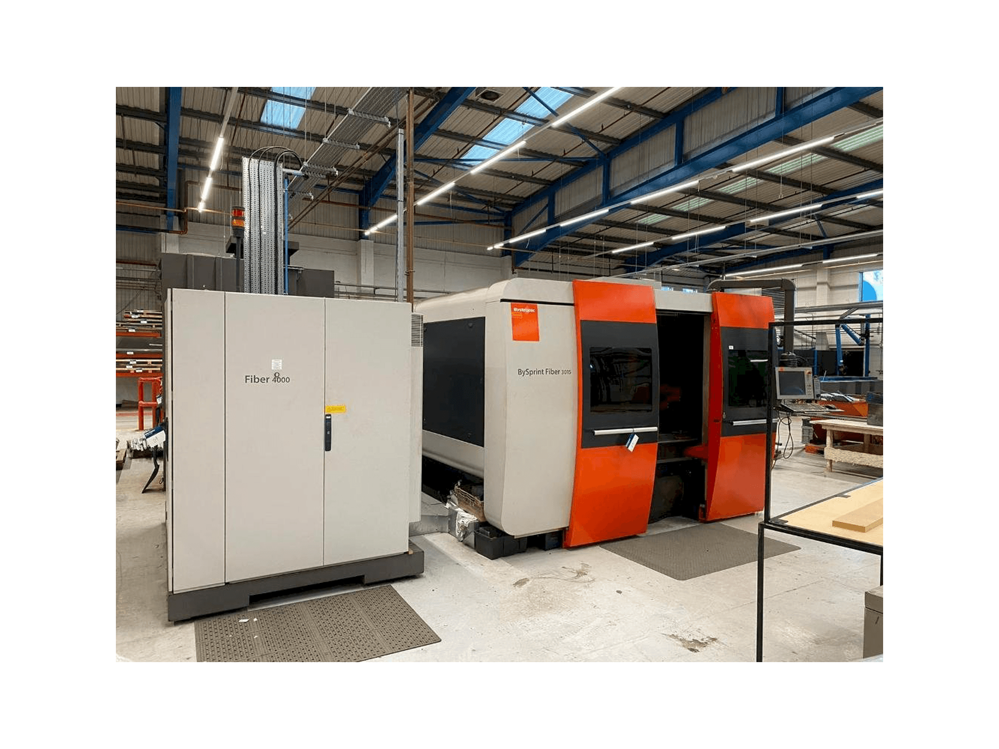 Čelní pohled na Bystronic BySprint Fiber 3015 stroj
