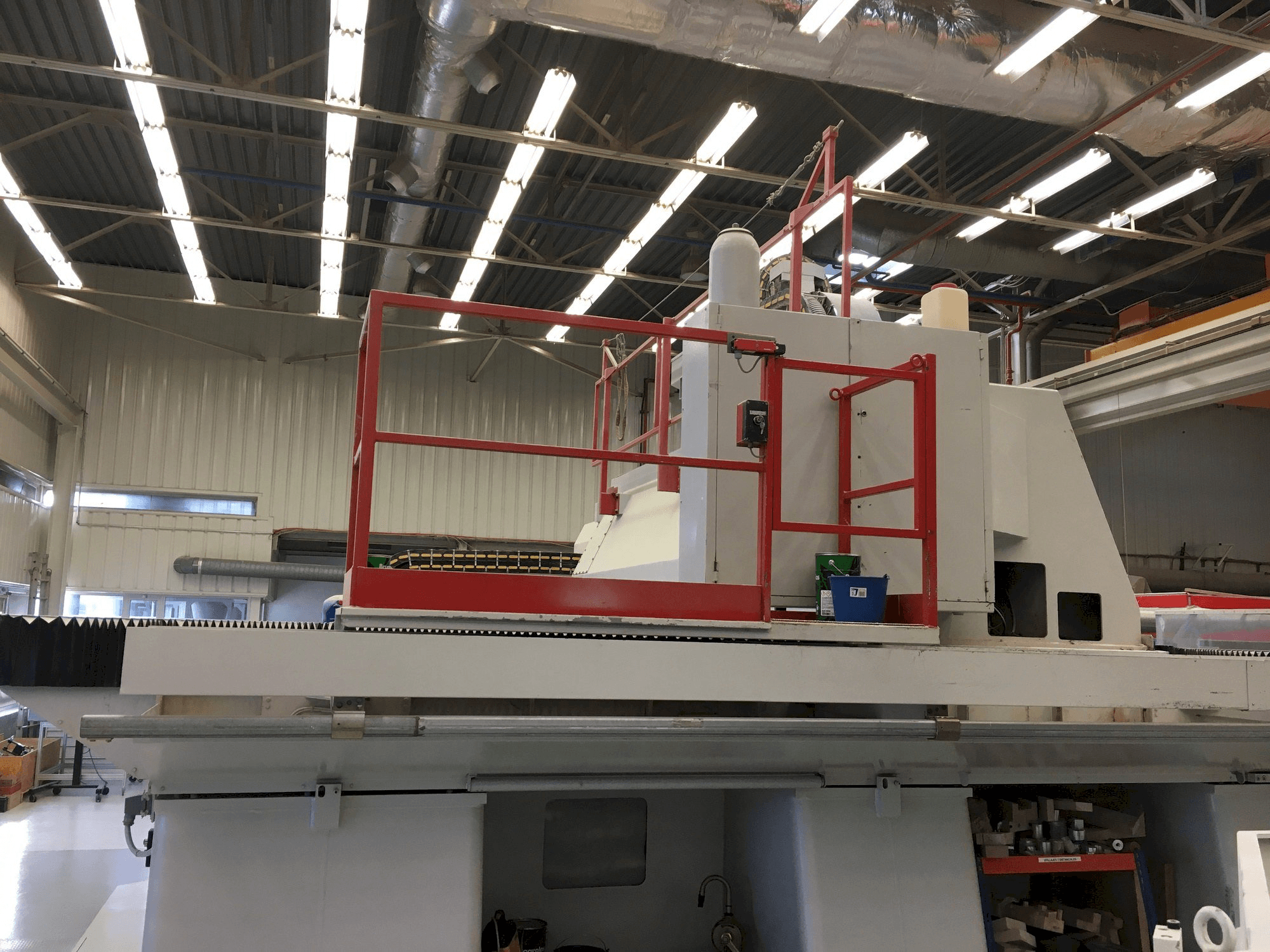 Čelní pohled na Forest Line Minumac II 305 TH stroj