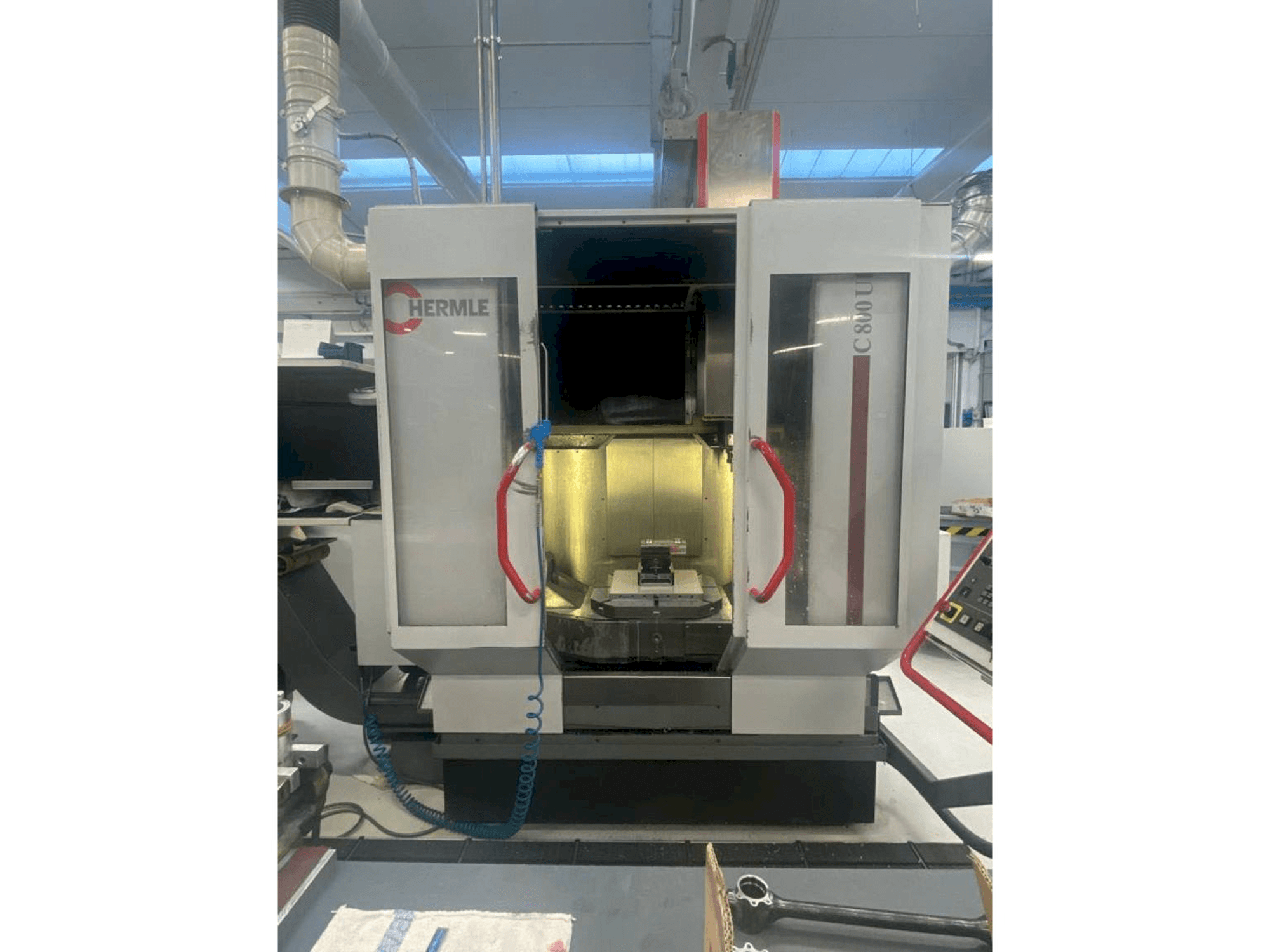 Čelní pohled na HERMLE C800U stroj